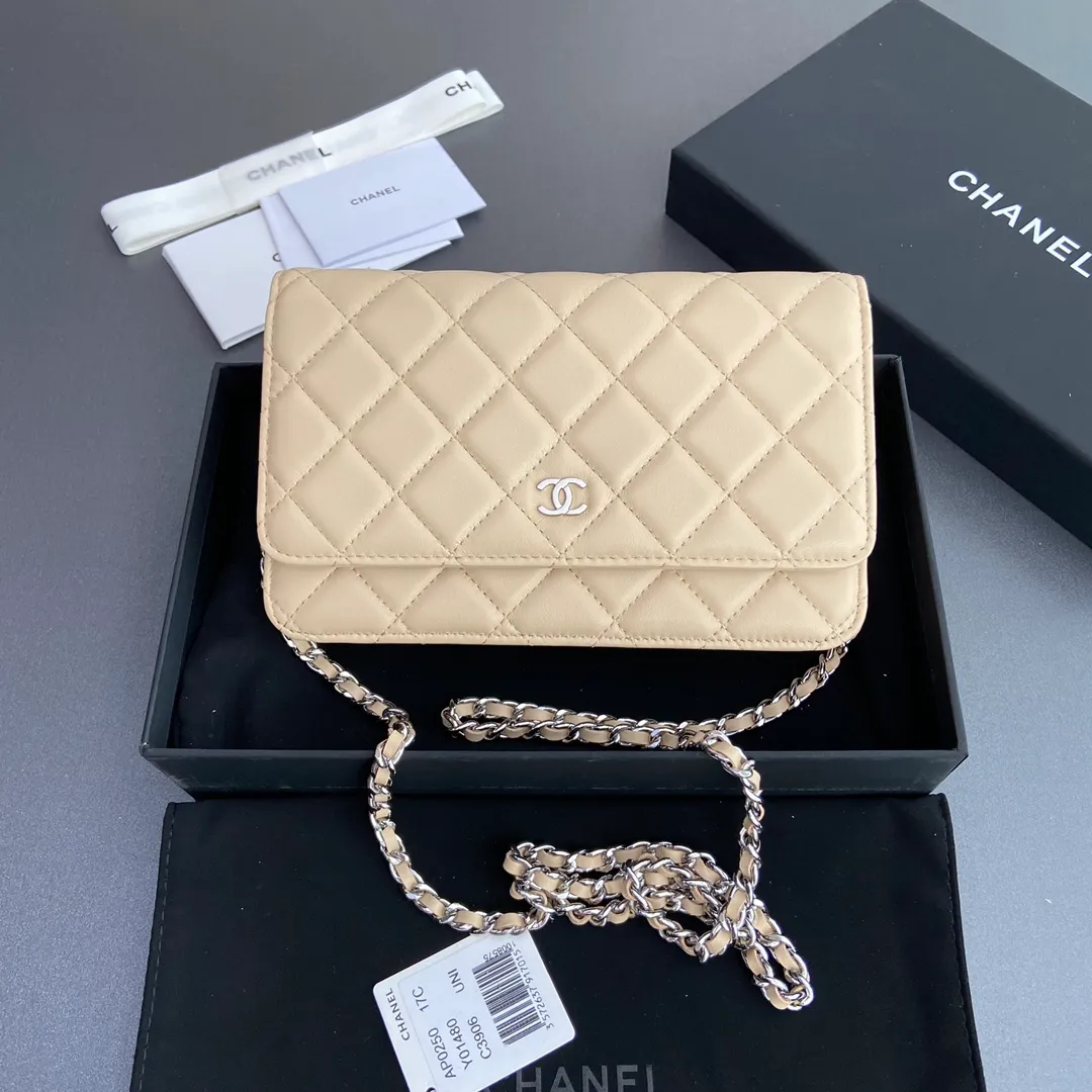 Xiaoxiang imported Italian lambskin Item number: A0250 💰: 640 Size: w20×h13×d3.5cm Color: apricot sheepskin silver steel mark