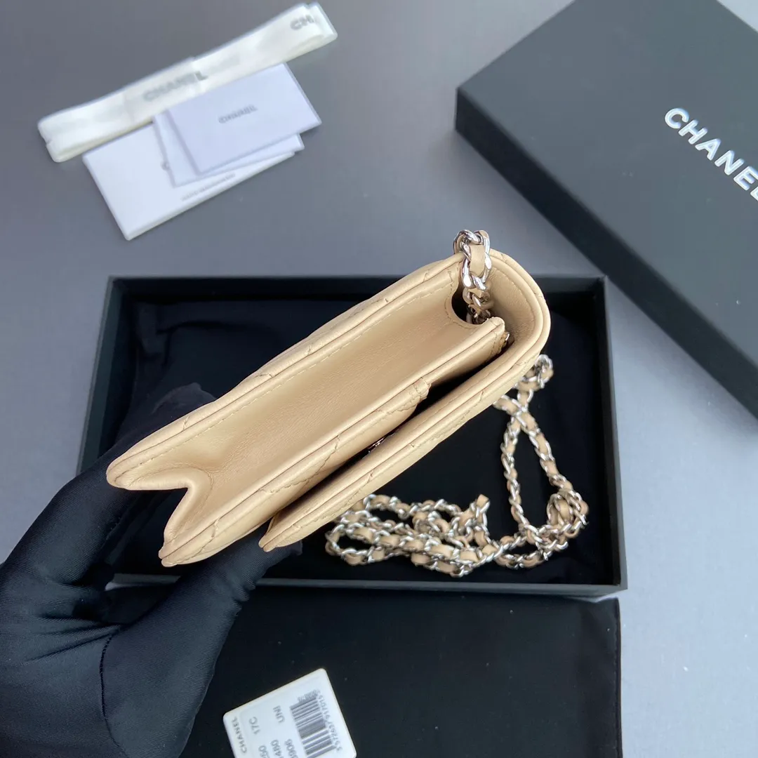 Xiaoxiang imported Italian lambskin Item number: A0250 💰: 640 Size: w20×h13×d3.5cm Color: apricot sheepskin silver steel mark