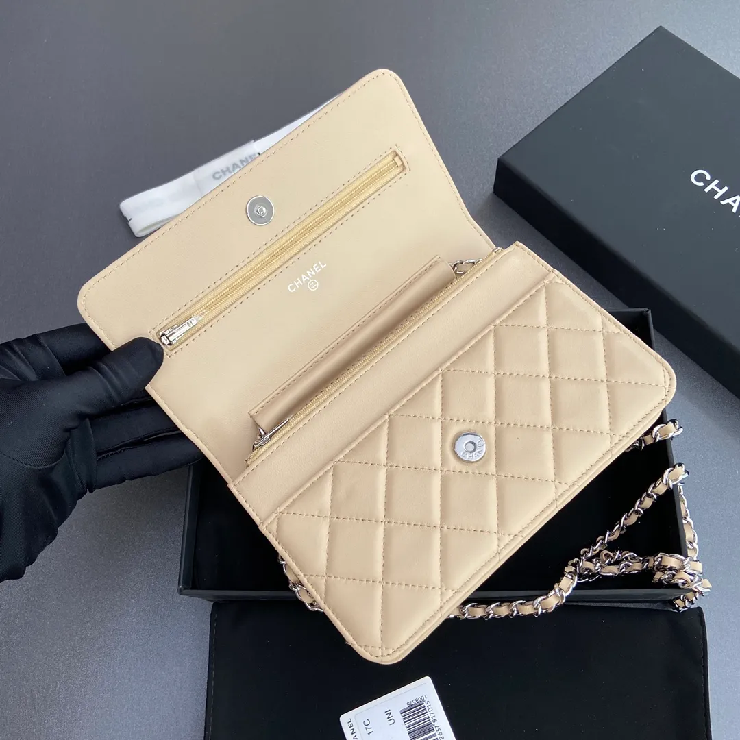 Xiaoxiang imported Italian lambskin Item number: A0250 💰: 640 Size: w20×h13×d3.5cm Color: apricot sheepskin silver steel mark