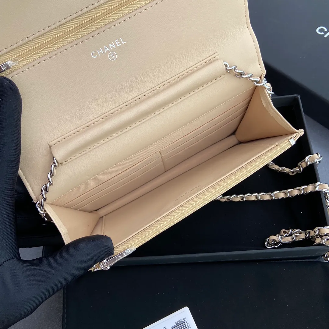 Xiaoxiang imported Italian lambskin Item number: A0250 💰: 640 Size: w20×h13×d3.5cm Color: apricot sheepskin silver steel mark