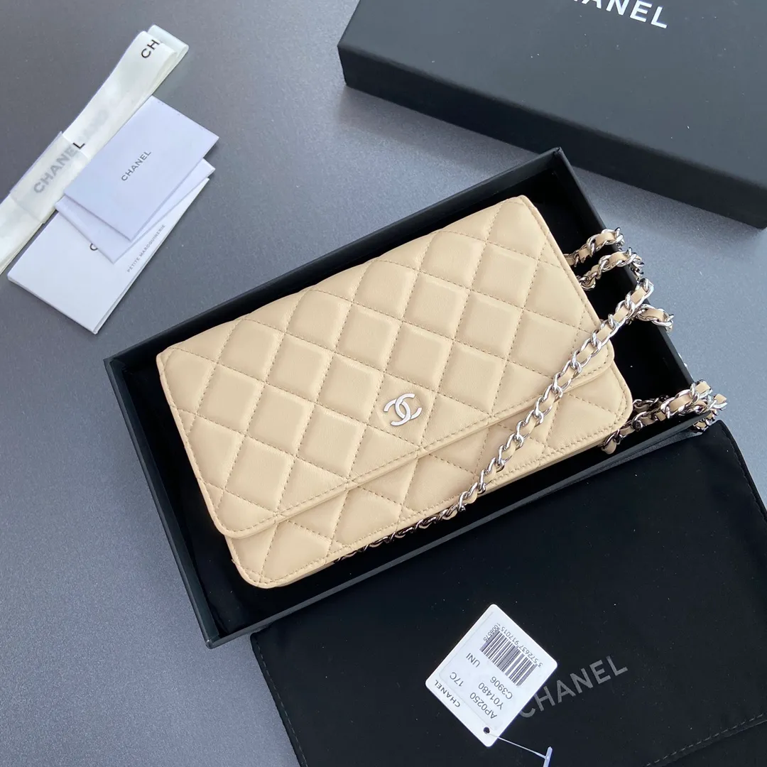 Xiaoxiang imported Italian lambskin Item number: A0250 💰: 640 Size: w20×h13×d3.5cm Color: apricot sheepskin silver steel mark