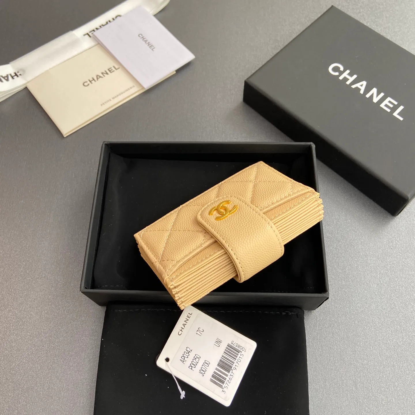[Special grade hardware original leather] ¥400 Small fragrant organ multi-card slot card holder series with iconic metal logo Gold-toned metal hardware, exclusive Italian imported leather 6 card slots No.: 0342 Apricot fine ball pattern gold steel mark Size: w10×h6×2cm