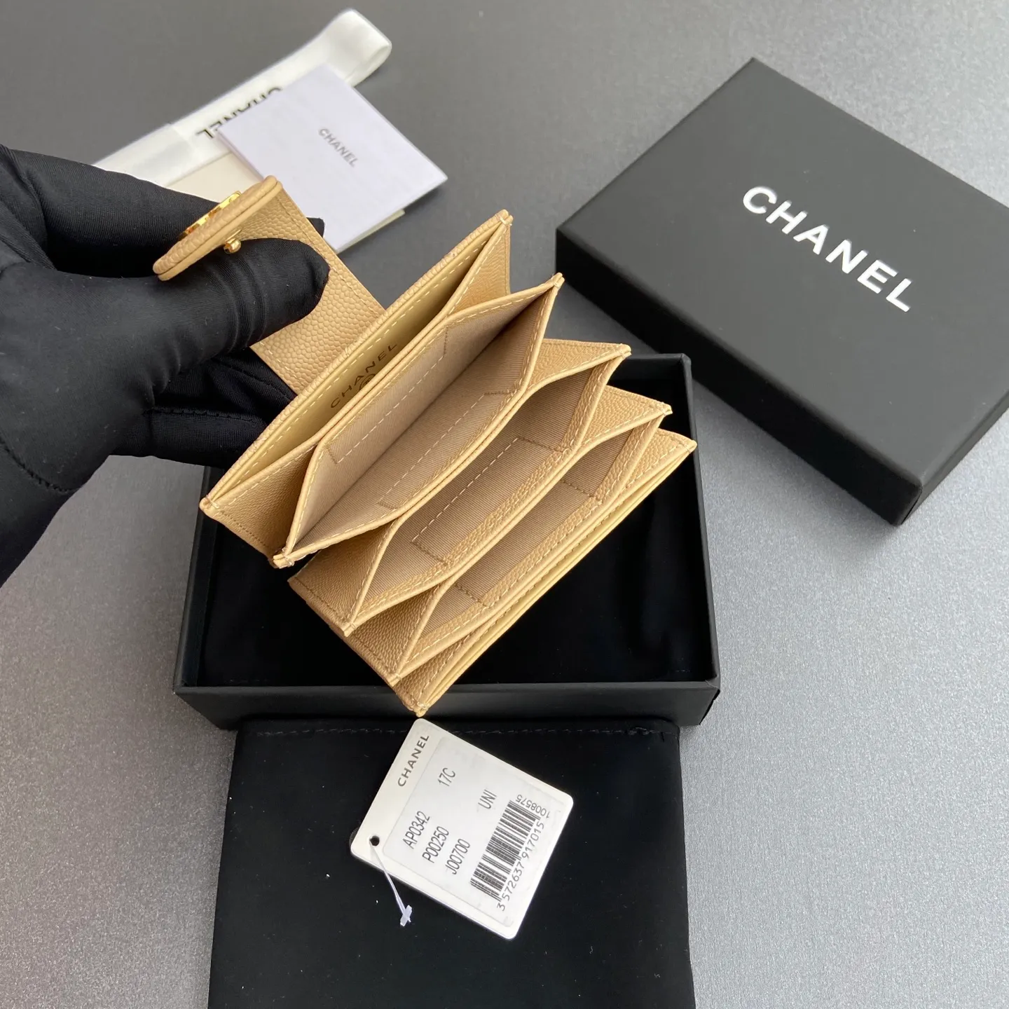 [Special grade hardware original leather] ¥400 Small fragrant organ multi-card slot card holder series with iconic metal logo Gold-toned metal hardware, exclusive Italian imported leather 6 card slots No.: 0342 Apricot fine ball pattern gold steel mark Size: w10×h6×2cm