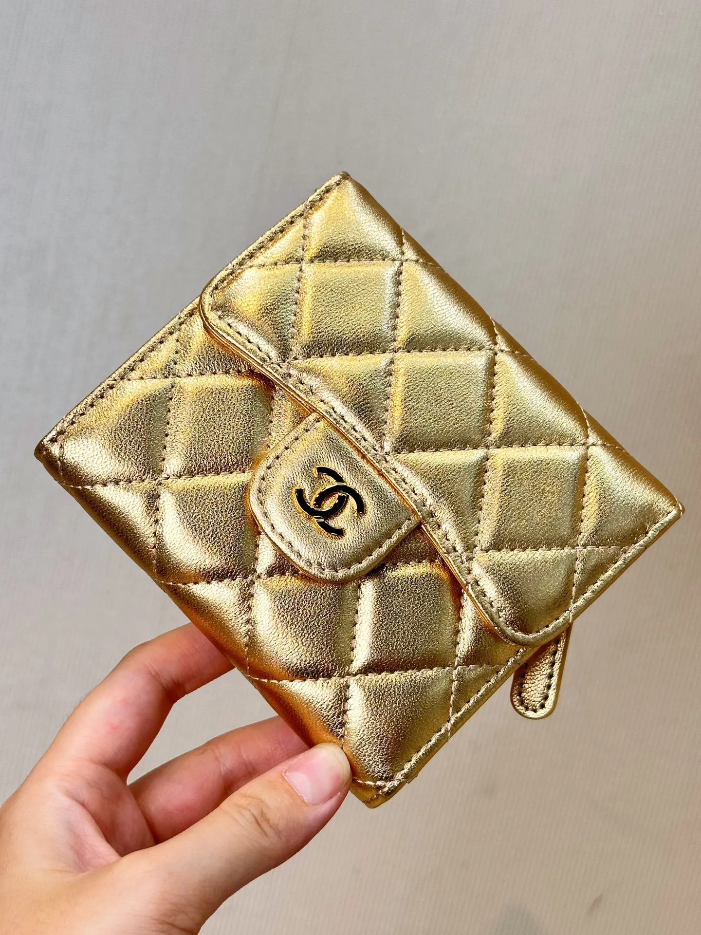 82288 Golden Sheepskin CF This is both a coin purse and a card holder. It is also a super classic one. The double C hardware logo design on the front is low-key without missing the brand. The flip-top snap button opening and closing design has an impressive capacity and can meet your needs when going out. The bright-colored hardware is really high-end. It is made by the original factory and the details are carefully considered. The whole thing is super awesome.