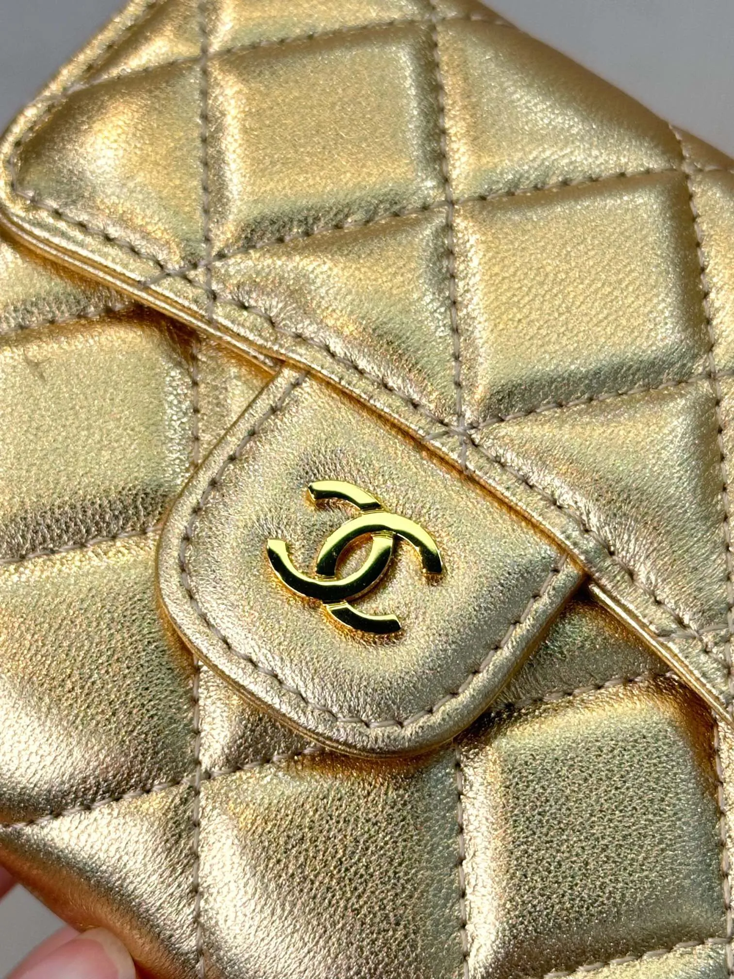 82288 Golden Sheepskin CF This is both a coin purse and a card holder. It is also a super classic one. The double C hardware logo design on the front is low-key without missing the brand. The flip-top snap button opening and closing design has an impressive capacity and can meet your needs when going out. The bright-colored hardware is really high-end. It is made by the original factory and the details are carefully considered. The whole thing is super awesome.