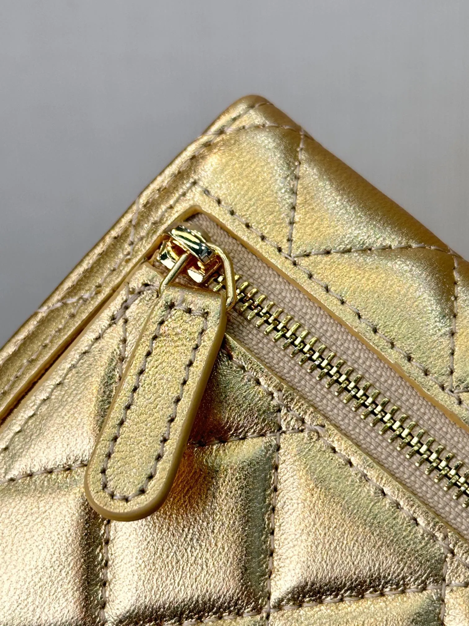 82288 Golden Sheepskin CF This is both a coin purse and a card holder. It is also a super classic one. The double C hardware logo design on the front is low-key without missing the brand. The flip-top snap button opening and closing design has an impressive capacity and can meet your needs when going out. The bright-colored hardware is really high-end. It is made by the original factory and the details are carefully considered. The whole thing is super awesome.