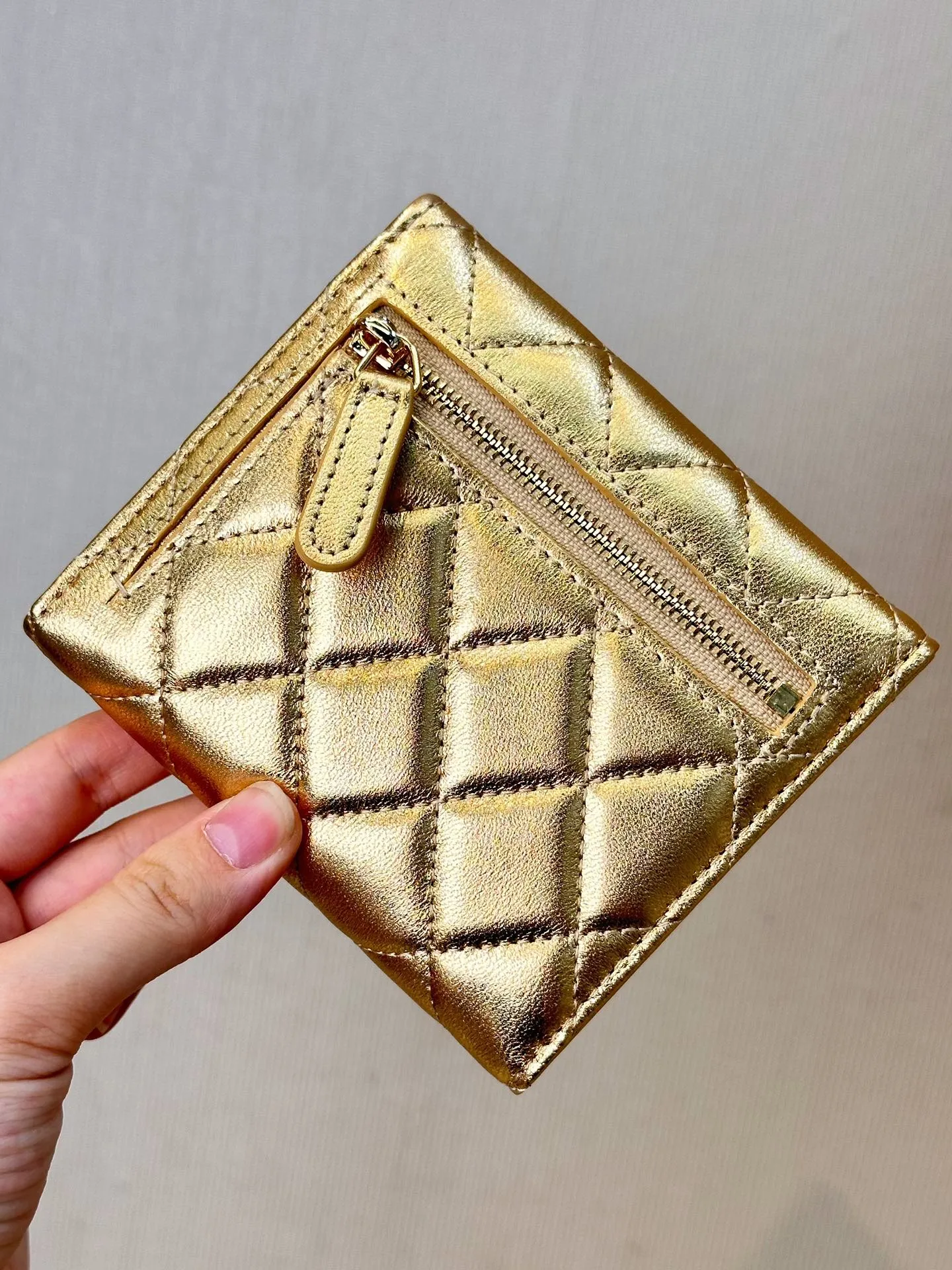 82288 Golden Sheepskin CF This is both a coin purse and a card holder. It is also a super classic one. The double C hardware logo design on the front is low-key without missing the brand. The flip-top snap button opening and closing design has an impressive capacity and can meet your needs when going out. The bright-colored hardware is really high-end. It is made by the original factory and the details are carefully considered. The whole thing is super awesome.