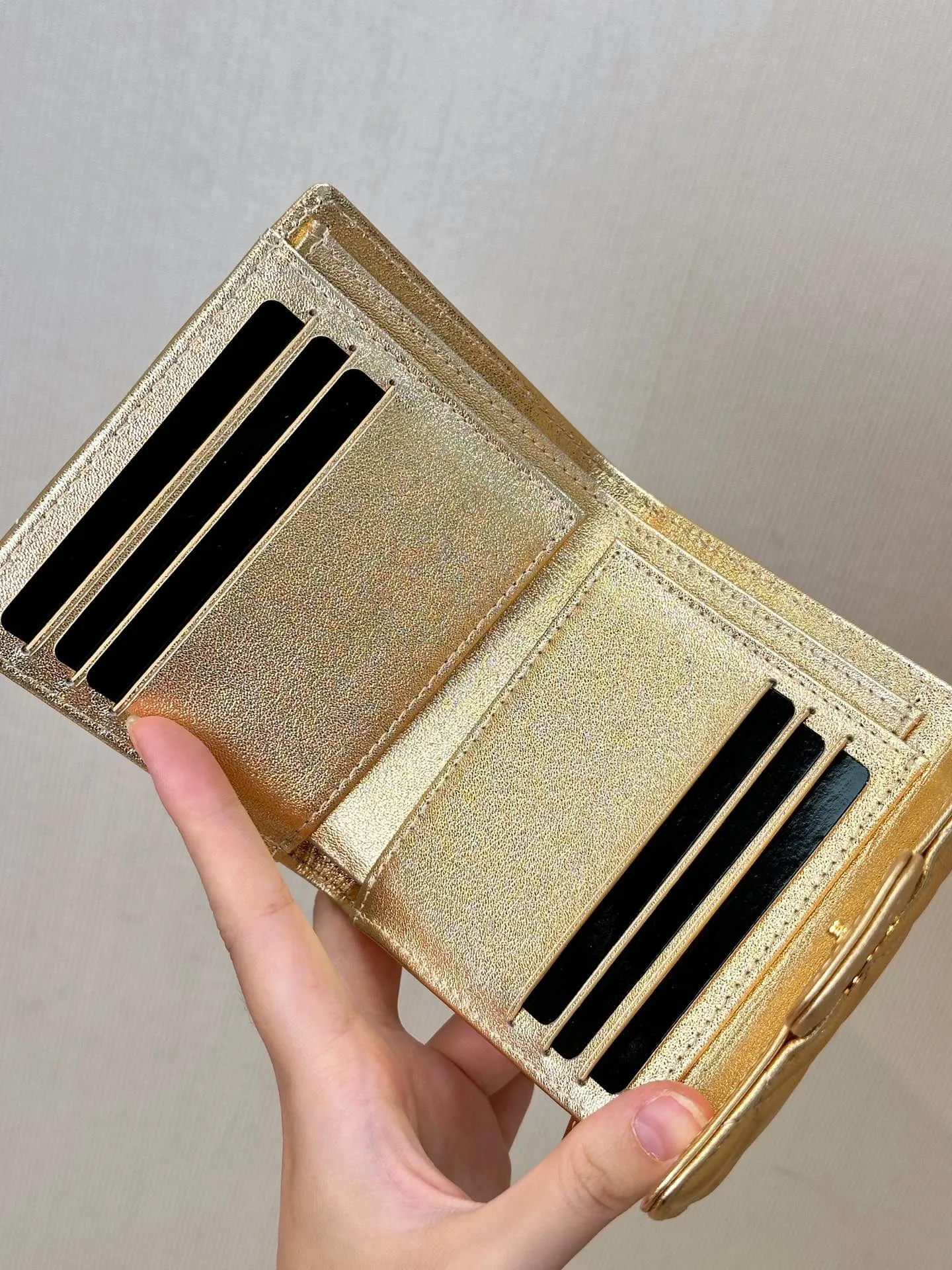 82288 Golden Sheepskin CF This is both a coin purse and a card holder. It is also a super classic one. The double C hardware logo design on the front is low-key without missing the brand. The flip-top snap button opening and closing design has an impressive capacity and can meet your needs when going out. The bright-colored hardware is really high-end. It is made by the original factory and the details are carefully considered. The whole thing is super awesome.