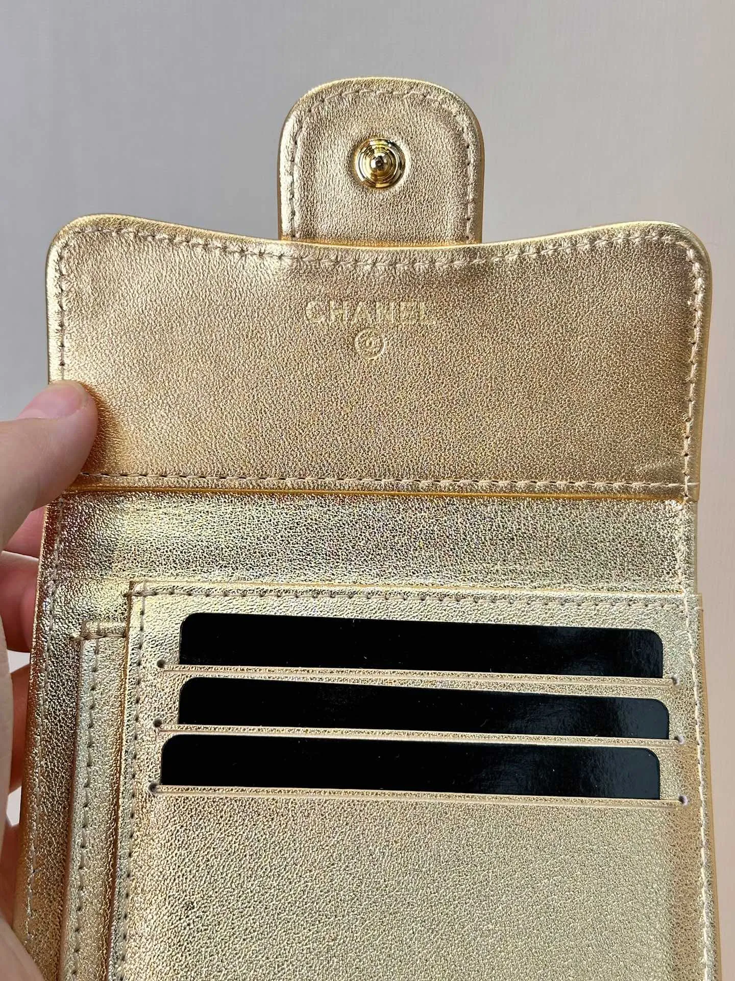 82288 Golden Sheepskin CF This is both a coin purse and a card holder. It is also a super classic one. The double C hardware logo design on the front is low-key without missing the brand. The flip-top snap button opening and closing design has an impressive capacity and can meet your needs when going out. The bright-colored hardware is really high-end. It is made by the original factory and the details are carefully considered. The whole thing is super awesome.