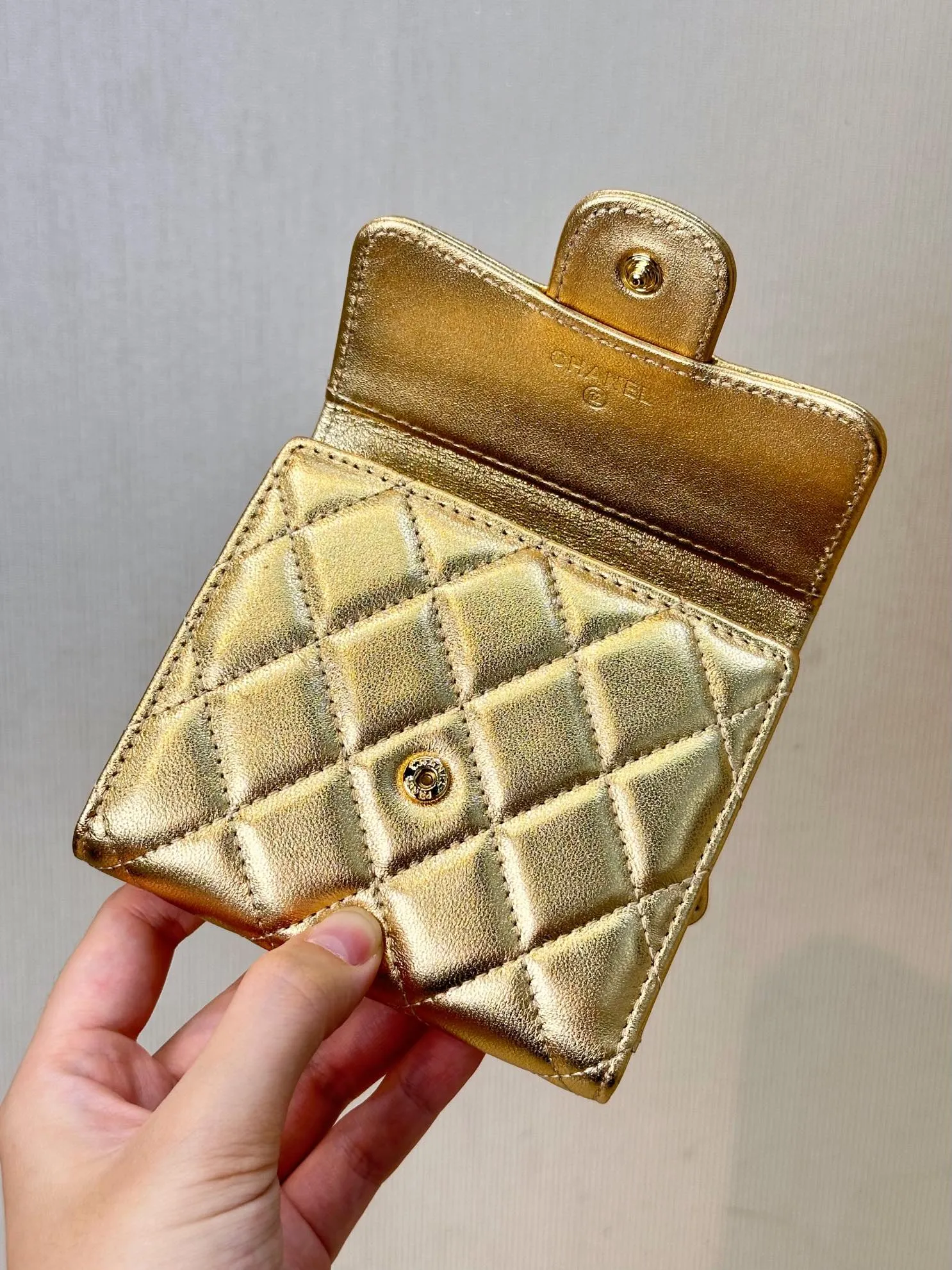 82288 Golden Sheepskin CF This is both a coin purse and a card holder. It is also a super classic one. The double C hardware logo design on the front is low-key without missing the brand. The flip-top snap button opening and closing design has an impressive capacity and can meet your needs when going out. The bright-colored hardware is really high-end. It is made by the original factory and the details are carefully considered. The whole thing is super awesome.