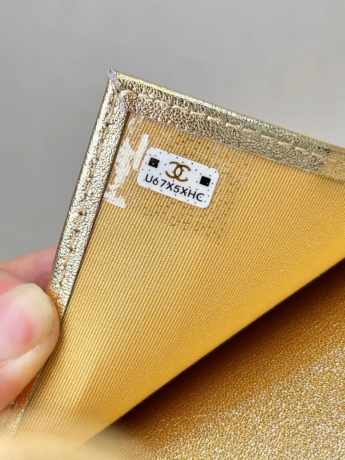 82288 Golden Sheepskin CF This is both a coin purse and a card holder. It is also a super classic one. The double C hardware logo design on the front is low-key without missing the brand. The flip-top snap button opening and closing design has an impressive capacity and can meet your needs when going out. The bright-colored hardware is really high-end. It is made by the original factory and the details are carefully considered. The whole thing is super awesome.