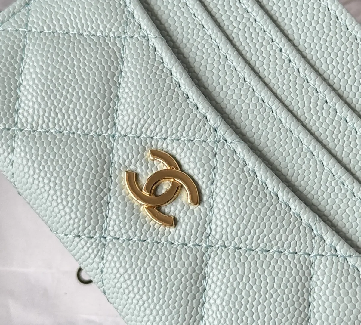 💰240💰 chanel 2025 new product card holder lambskin, seven card slots, can hold change, imported Italian lambskin + hardware logo, so beautiful, love it. The color is as shown in the picture, easy and fast storage, mini card holder No.: AP8944 Size: w11×h10cm