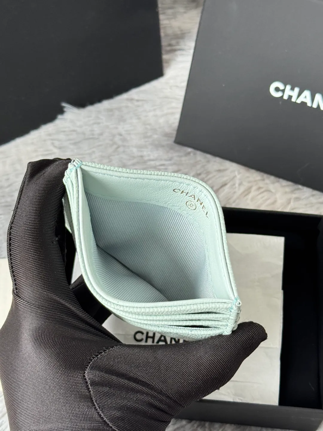 💰240💰 chanel 2025 new product card holder lambskin, seven card slots, can hold change, imported Italian lambskin + hardware logo, so beautiful, love it. The color is as shown in the picture, easy and fast storage, mini card holder No.: AP8944 Size: w11×h10cm