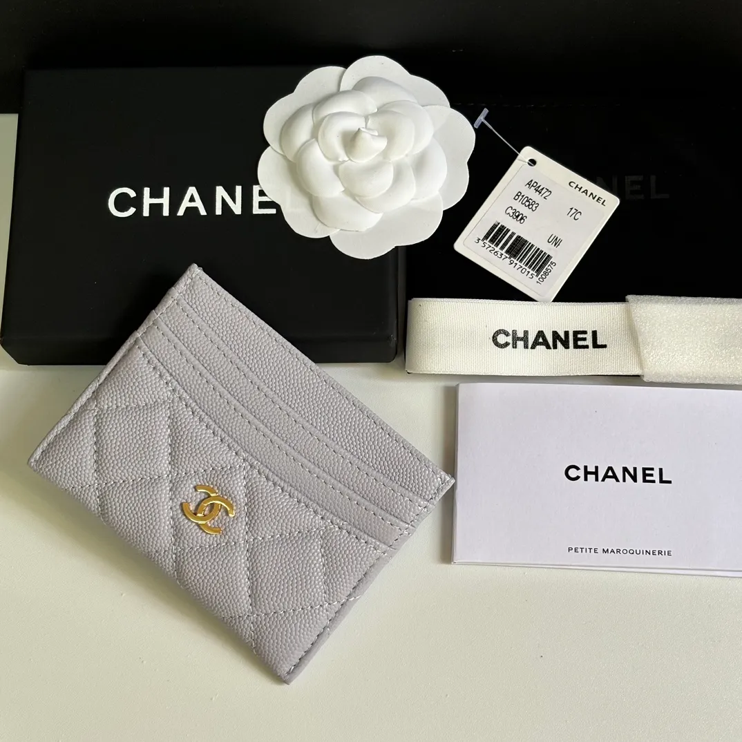 💰240 new product CH@NEL card holder has arrived💦This card holder adds a few more card slots based on the old model, making it more practical. It has original quality and beautiful details. Model No. AP8944, size 11*8*1cm.