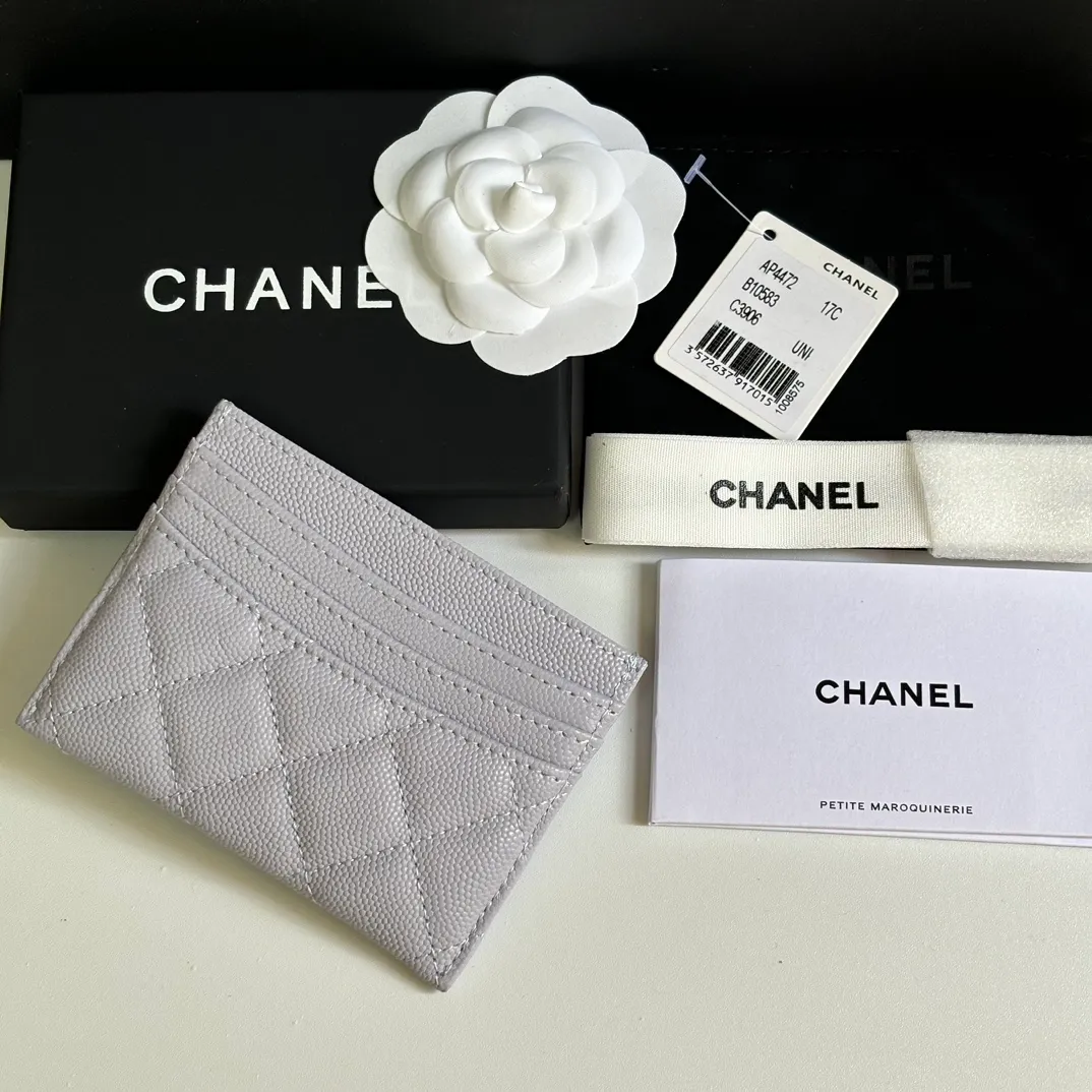 💰240 new product CH@NEL card holder has arrived💦This card holder adds a few more card slots based on the old model, making it more practical. It has original quality and beautiful details. Model No. AP8944, size 11*8*1cm.