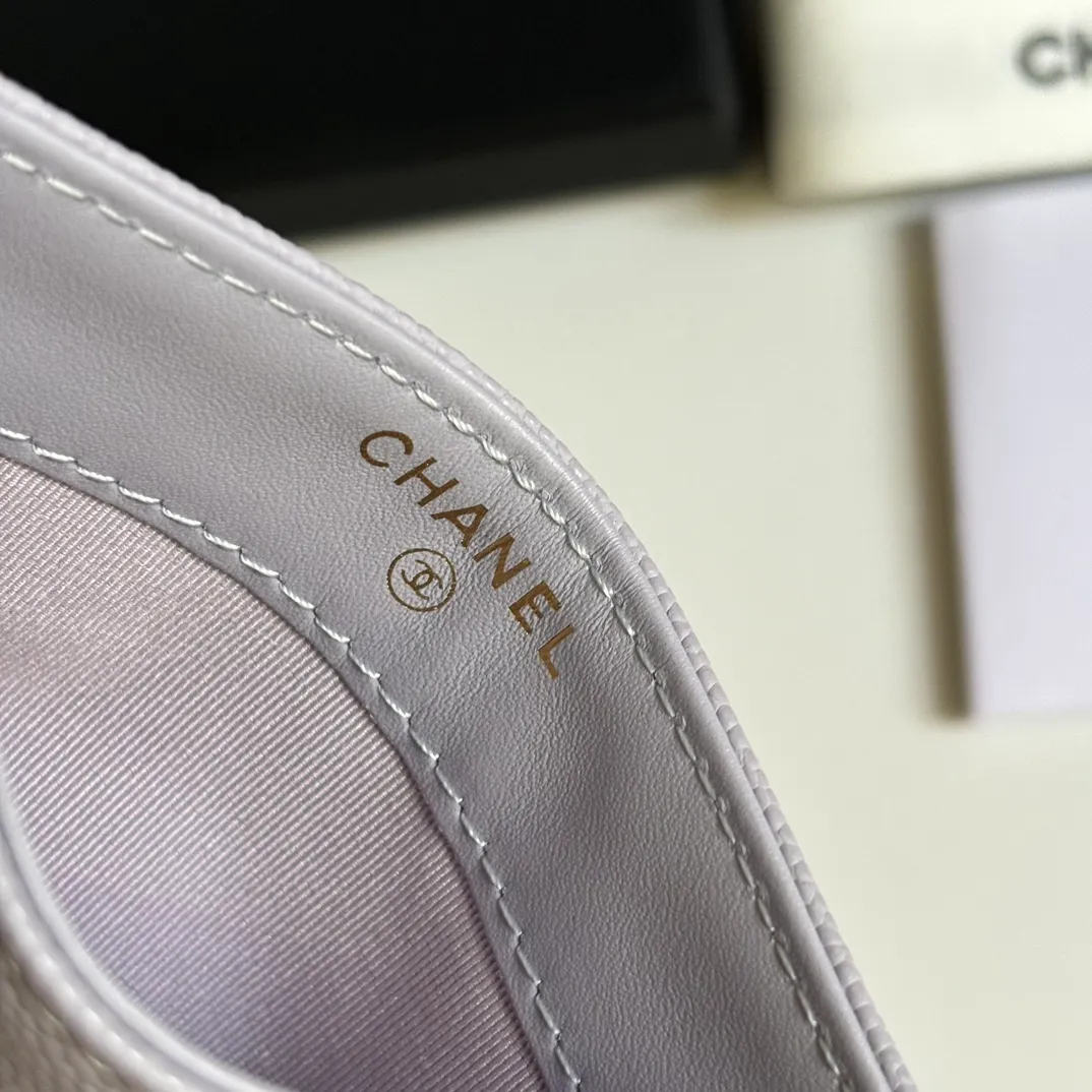 💰240 new product CH@NEL card holder has arrived💦This card holder adds a few more card slots based on the old model, making it more practical. It has original quality and beautiful details. Model No. AP8944, size 11*8*1cm.