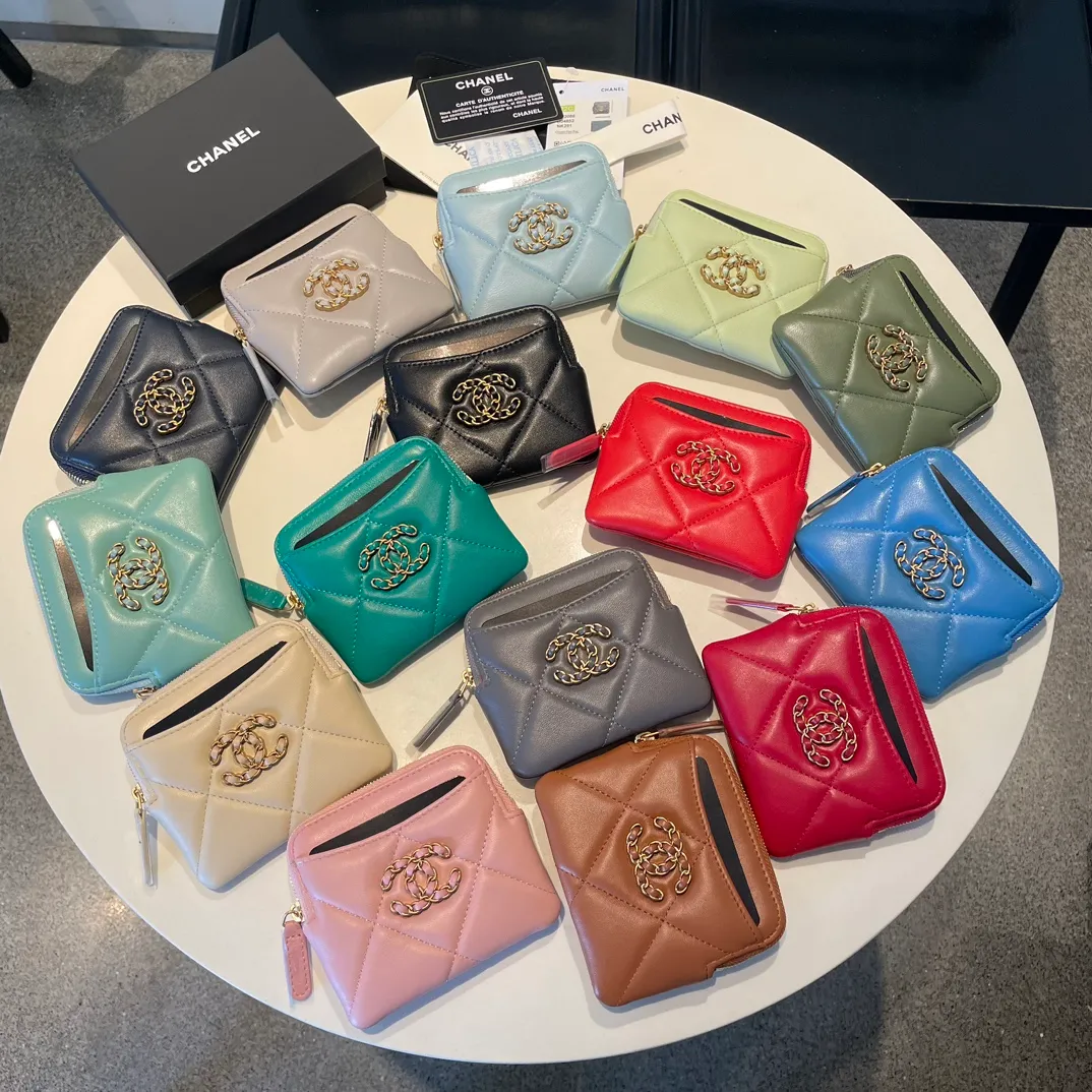 💰440😊Upgraded version💋🆕Ohanel new color🆕The latest zipper card holder coin purse with multiple card slots. The texture of goatskin is unparalleled. 😼The 19 series that is mainly recommended this season is a big rhombus with a strong retro style. Is there anyone who wants to buy every color?🧸 The logo is eye-catching and unique, the goatskin has a faint luster, and the temperament instantly ups and downs❣The fashionable style and style are also co-created by Karl and Viard. The first series launched by the new artistic director will be a key recommendation of the brand from this year to next year, conveying the essence of the brand, with a full set of packaging 2086🍃size: 12*9.5cm