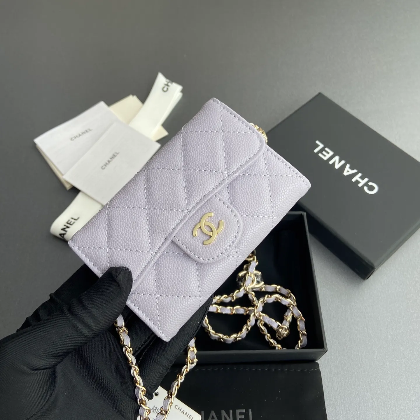 Xiaoxiang imported Italian grain cowhide Item number: A81081 (chain small card holder) Price: 420 Size: w11×h7cm Color: light purple fine ball pattern gold steel mark hardware