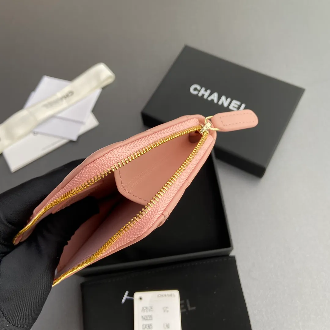 [Special grade hardware original leather] ¥340 Xiaoxiang small zipper bag card holder series Quilted card holder with iconic metal logo Gold tone metal hardware, special Italian imported leather 6 card slots, 1 small zipper bag No.: 3176 Pink Sheep Gilt Size: w13×h9×2cm