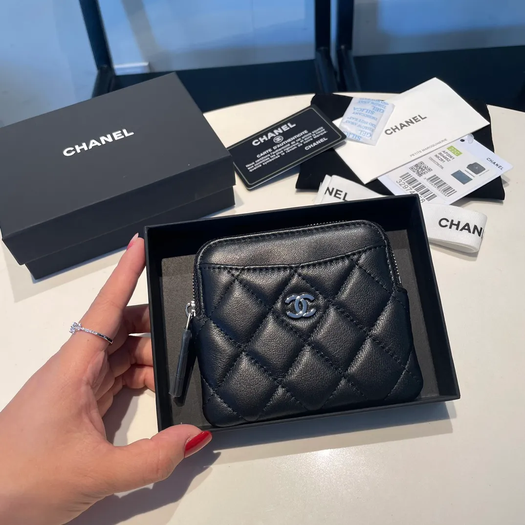 💰420😊Upgraded version💋Chanel 🆕Cowhide🐂Sheepskin is available, with gold and silver buckles☺️Classic zipper bag with multiple card slots for change. It can also bring convenience to various bank cards, supermarket cards, shopping cards, and membership cards. It is so small and easy to carry. It is the most fashionable and popular element of coin purses. Do you own it? Comes with the latest complete set of packaging 2061🍃size: 12*9.5cm