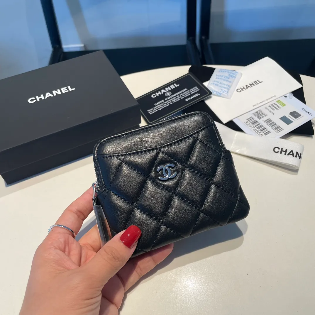 💰420😊Upgraded version💋Chanel 🆕Cowhide🐂Sheepskin is available, with gold and silver buckles☺️Classic zipper bag with multiple card slots for change. It can also bring convenience to various bank cards, supermarket cards, shopping cards, and membership cards. It is so small and easy to carry. It is the most fashionable and popular element of coin purses. Do you own it? Comes with the latest complete set of packaging 2061🍃size: 12*9.5cm