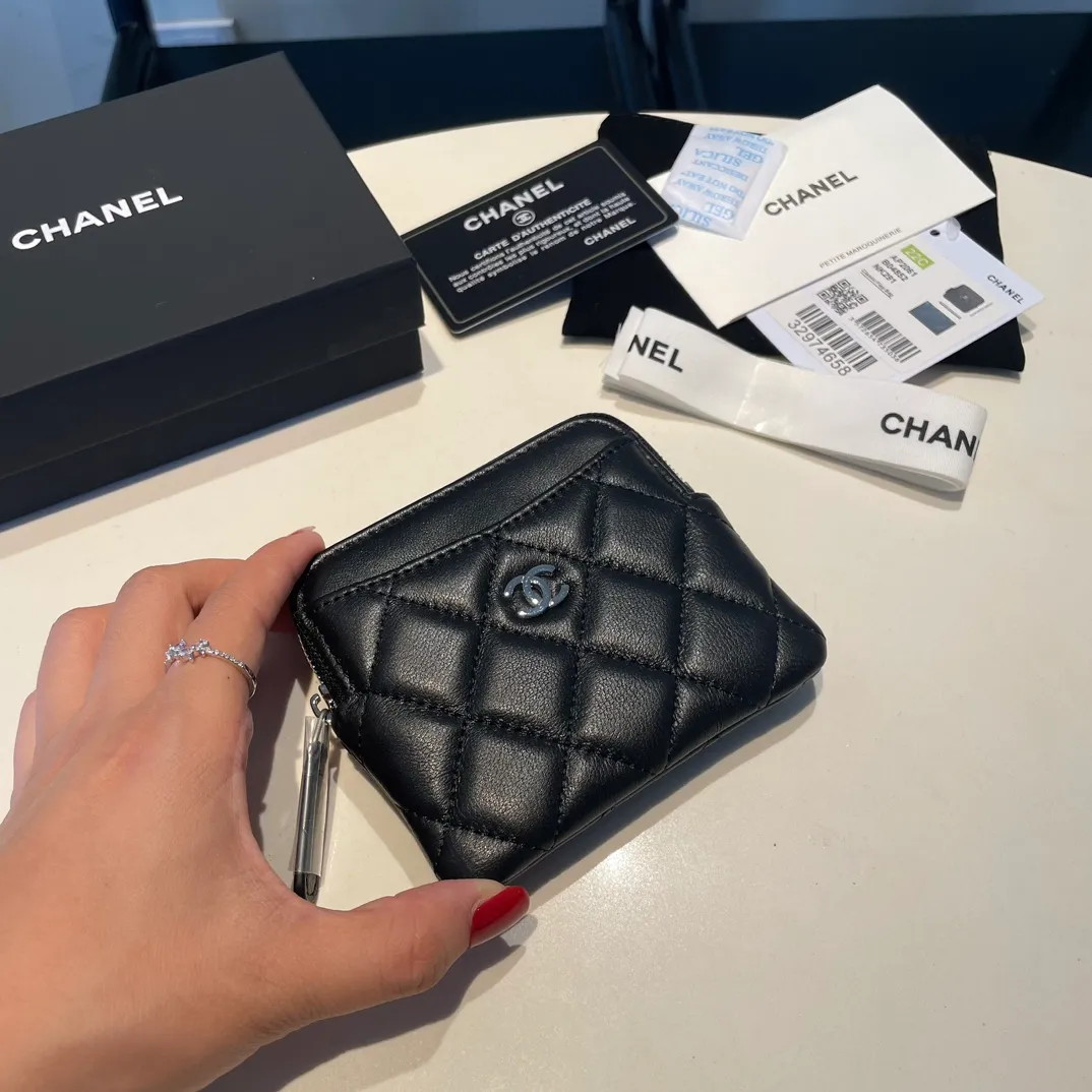 💰420😊Upgraded version💋Chanel 🆕Cowhide🐂Sheepskin is available, with gold and silver buckles☺️Classic zipper bag with multiple card slots for change. It can also bring convenience to various bank cards, supermarket cards, shopping cards, and membership cards. It is so small and easy to carry. It is the most fashionable and popular element of coin purses. Do you own it? Comes with the latest complete set of packaging 2061🍃size: 12*9.5cm