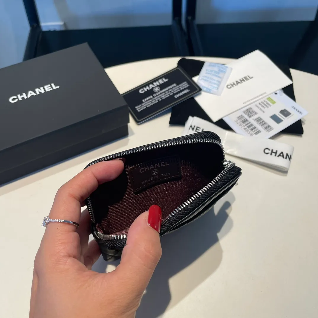 💰420😊Upgraded version💋Chanel 🆕Cowhide🐂Sheepskin is available, with gold and silver buckles☺️Classic zipper bag with multiple card slots for change. It can also bring convenience to various bank cards, supermarket cards, shopping cards, and membership cards. It is so small and easy to carry. It is the most fashionable and popular element of coin purses. Do you own it? Comes with the latest complete set of packaging 2061🍃size: 12*9.5cm