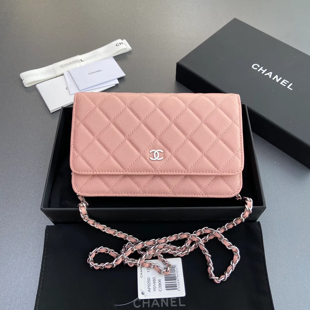 Xiaoxiang imported Italian grained calfskin Item No.: A0250 💰: 640 Size: w20×h13×d3.5cm Color: Pink fine ball pattern silver steel mark