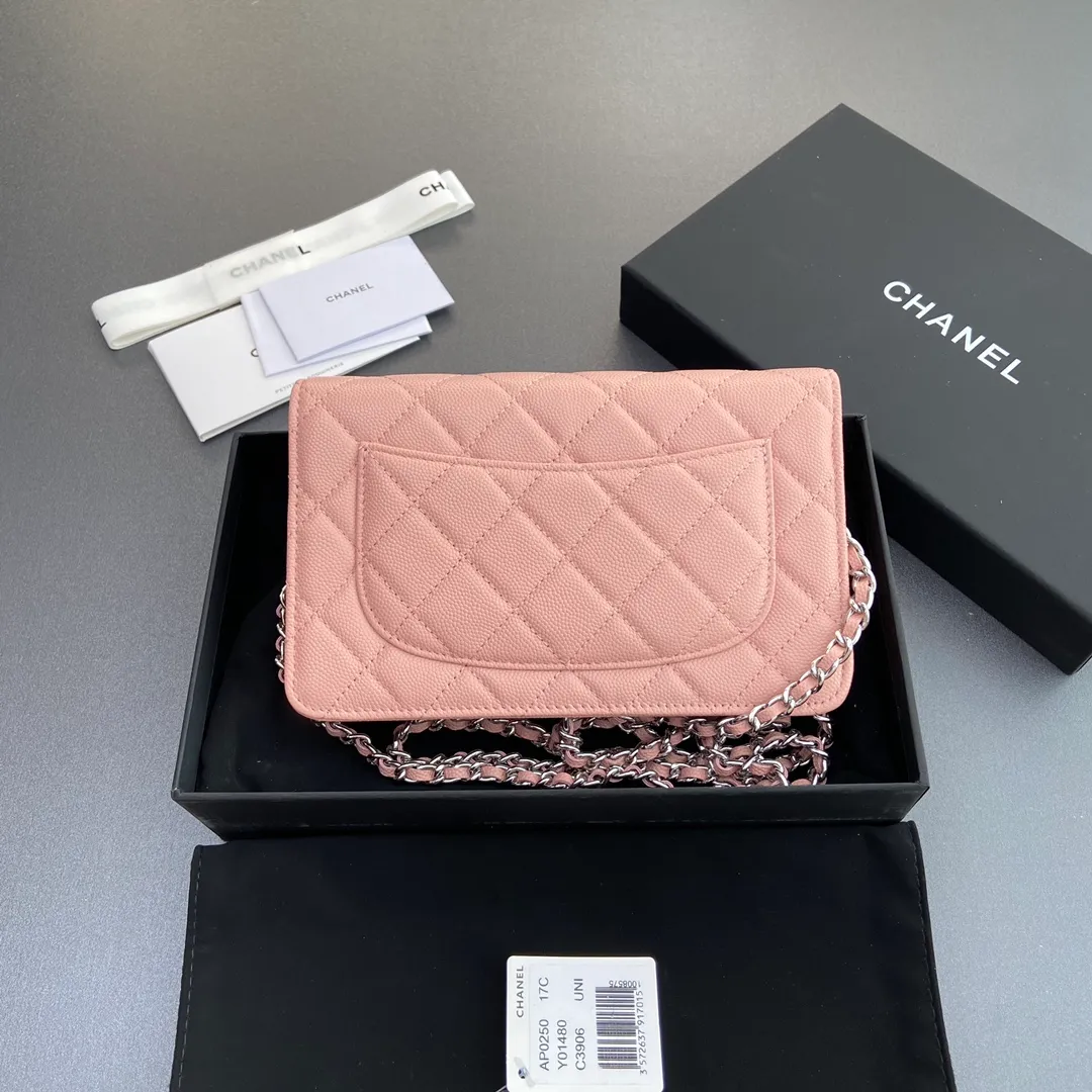 Xiaoxiang imported Italian grained calfskin Item No.: A0250 💰: 640 Size: w20×h13×d3.5cm Color: Pink fine ball pattern silver steel mark