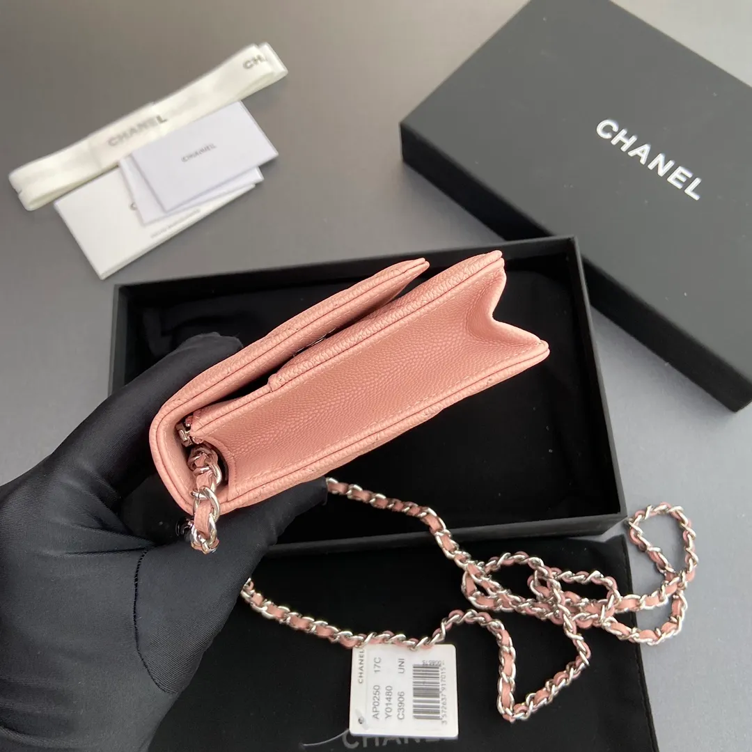 Xiaoxiang imported Italian grained calfskin Item No.: A0250 💰: 640 Size: w20×h13×d3.5cm Color: Pink fine ball pattern silver steel mark