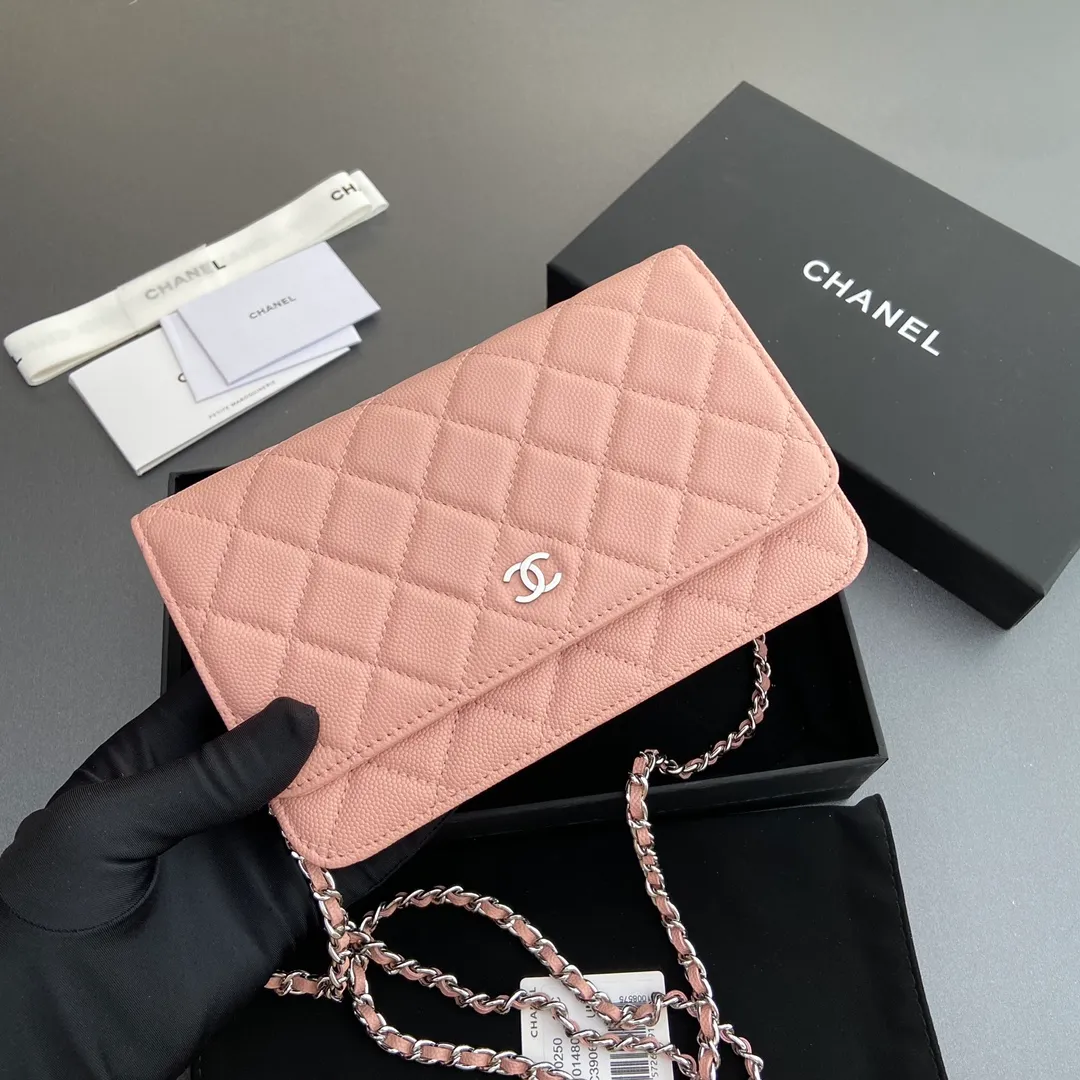 Xiaoxiang imported Italian grained calfskin Item No.: A0250 💰: 640 Size: w20×h13×d3.5cm Color: Pink fine ball pattern silver steel mark
