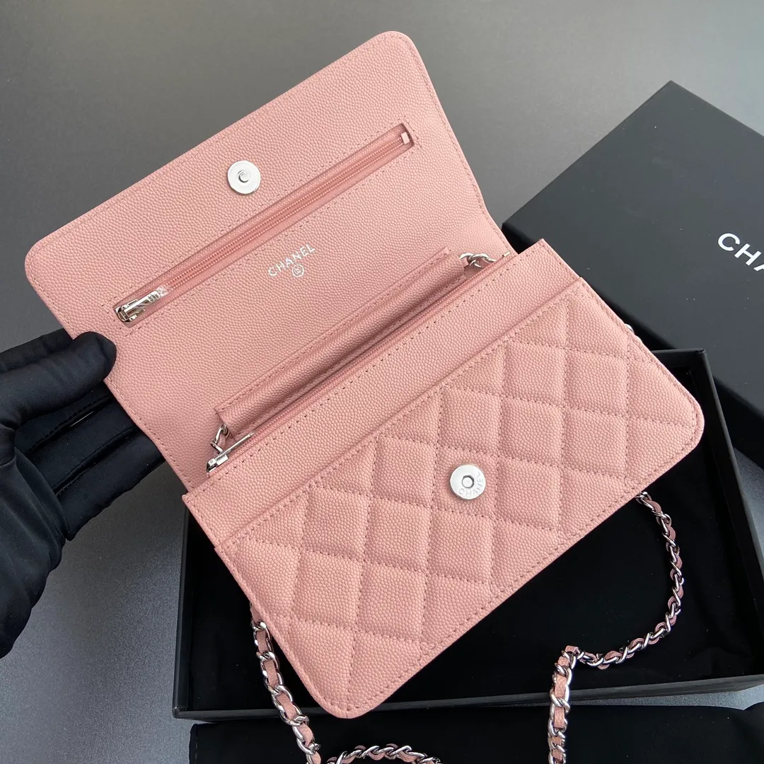 Xiaoxiang imported Italian grained calfskin Item No.: A0250 💰: 640 Size: w20×h13×d3.5cm Color: Pink fine ball pattern silver steel mark