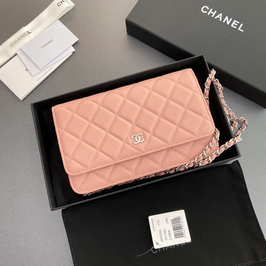 Xiaoxiang imported Italian grained calfskin Item No.: A0250 💰: 640 Size: w20×h13×d3.5cm Color: Pink fine ball pattern silver steel mark