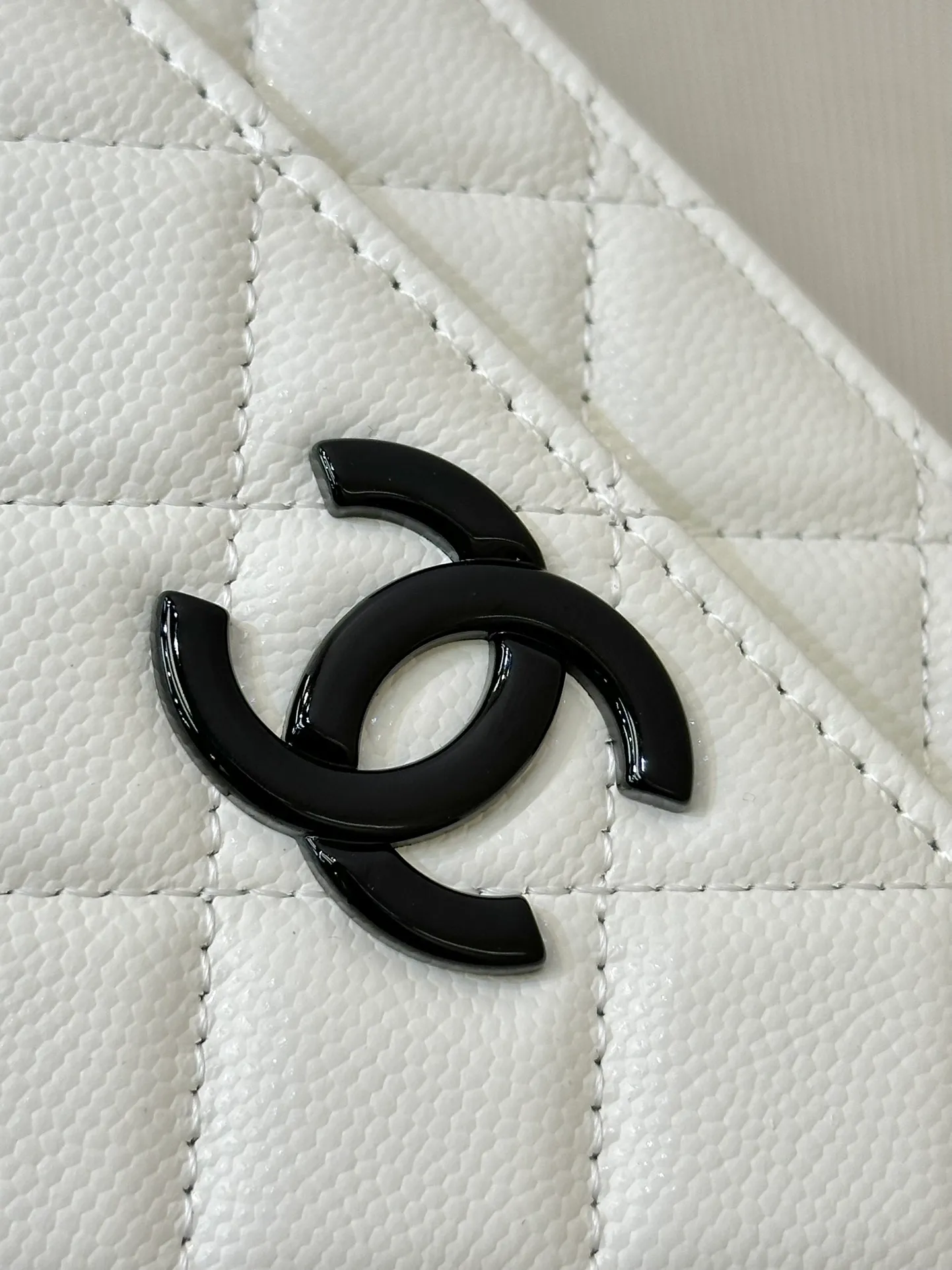81059 The metal painted hardware is not made of plastic, and it is quite substantial~ Moreover, the leather chain is thick and very unisex, so it is no problem for boys to be carried on their backs~ It is so cool that the whole audience is stunned.