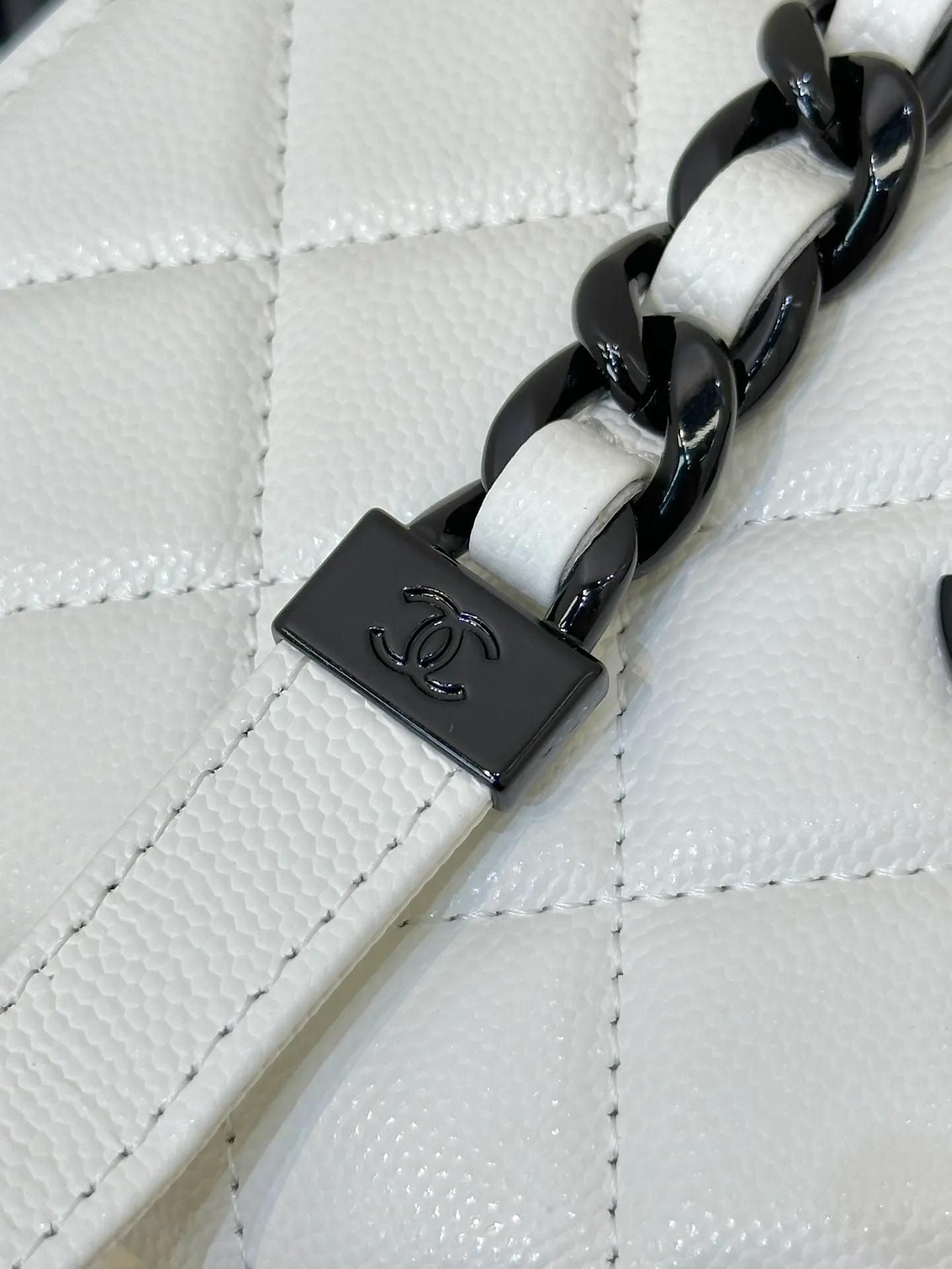 81059 The metal painted hardware is not made of plastic, and it is quite substantial~ Moreover, the leather chain is thick and very unisex, so it is no problem for boys to be carried on their backs~ It is so cool that the whole audience is stunned.