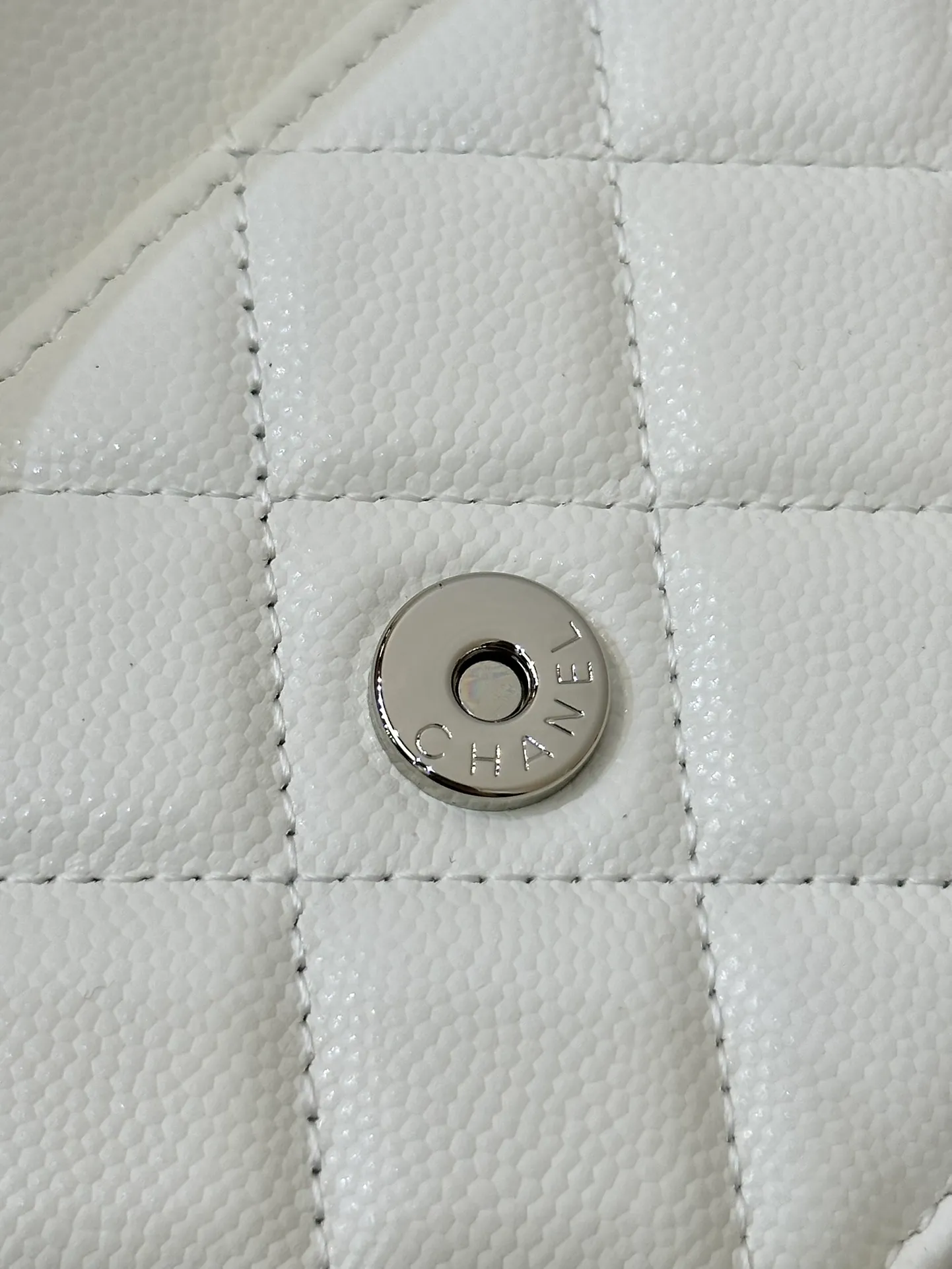 81059 The metal painted hardware is not made of plastic, and it is quite substantial~ Moreover, the leather chain is thick and very unisex, so it is no problem for boys to be carried on their backs~ It is so cool that the whole audience is stunned.