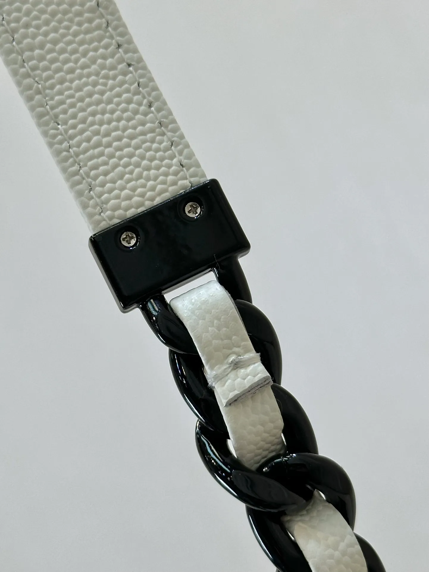 81059 The metal painted hardware is not made of plastic, and it is quite substantial~ Moreover, the leather chain is thick and very unisex, so it is no problem for boys to be carried on their backs~ It is so cool that the whole audience is stunned.