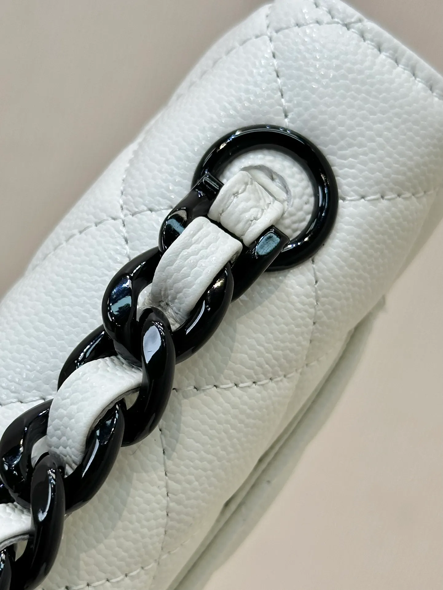 81059 The metal painted hardware is not made of plastic, and it is quite substantial~ Moreover, the leather chain is thick and very unisex, so it is no problem for boys to be carried on their backs~ It is so cool that the whole audience is stunned.