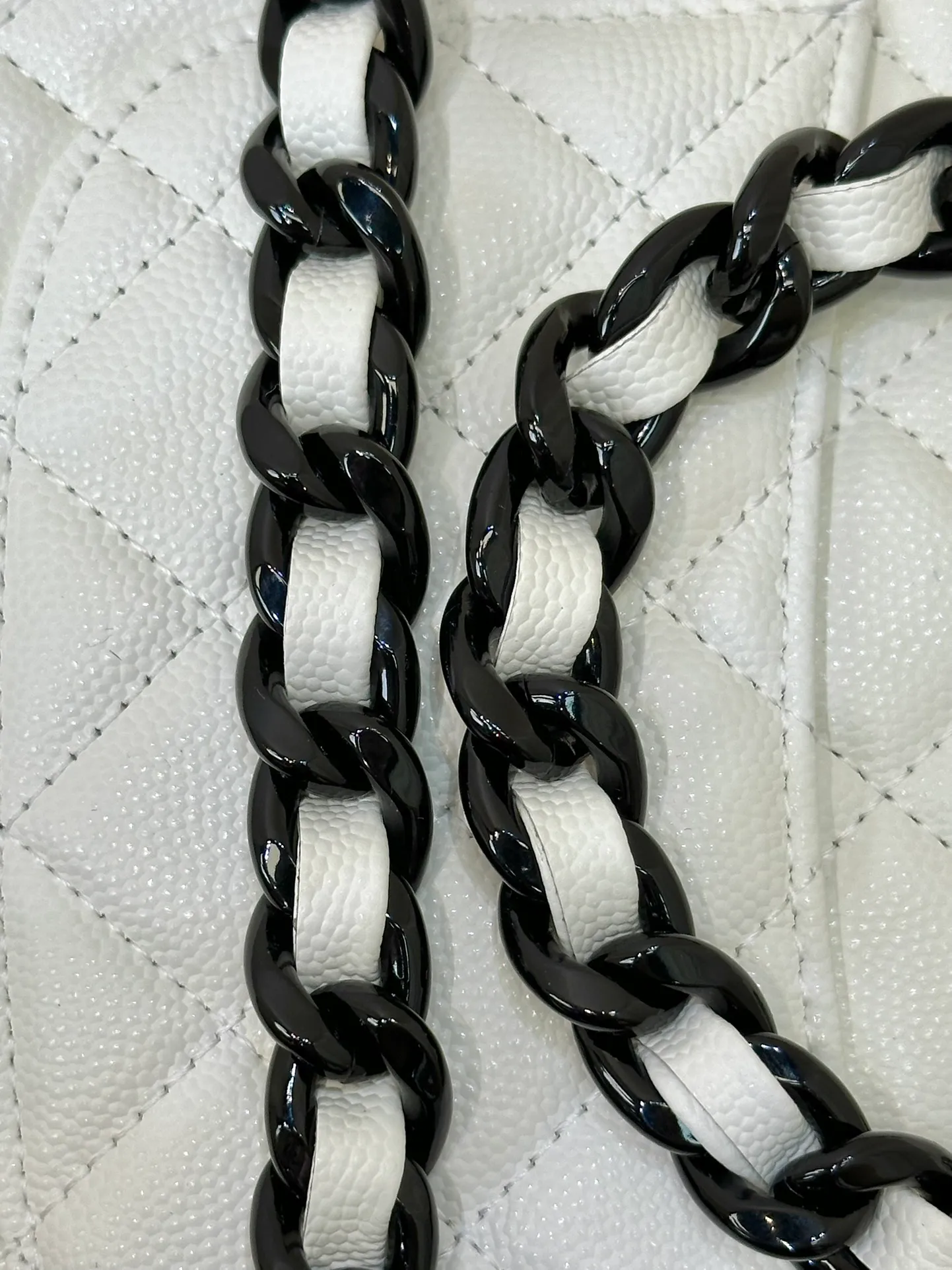 81059 The metal painted hardware is not made of plastic, and it is quite substantial~ Moreover, the leather chain is thick and very unisex, so it is no problem for boys to be carried on their backs~ It is so cool that the whole audience is stunned.