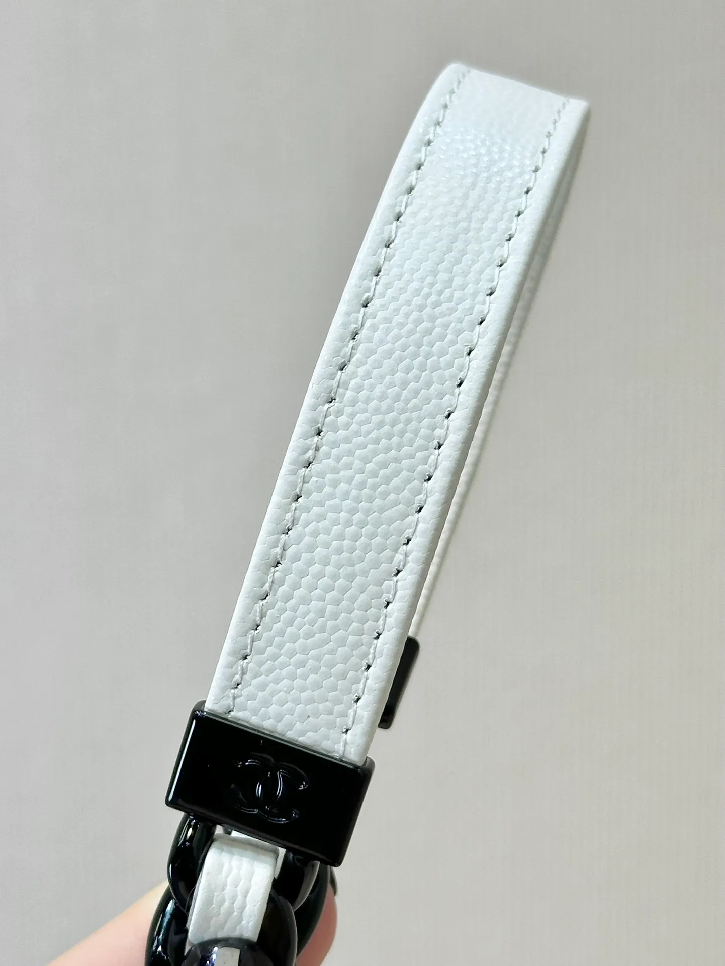 81059 The metal painted hardware is not made of plastic, and it is quite substantial~ Moreover, the leather chain is thick and very unisex, so it is no problem for boys to be carried on their backs~ It is so cool that the whole audience is stunned.