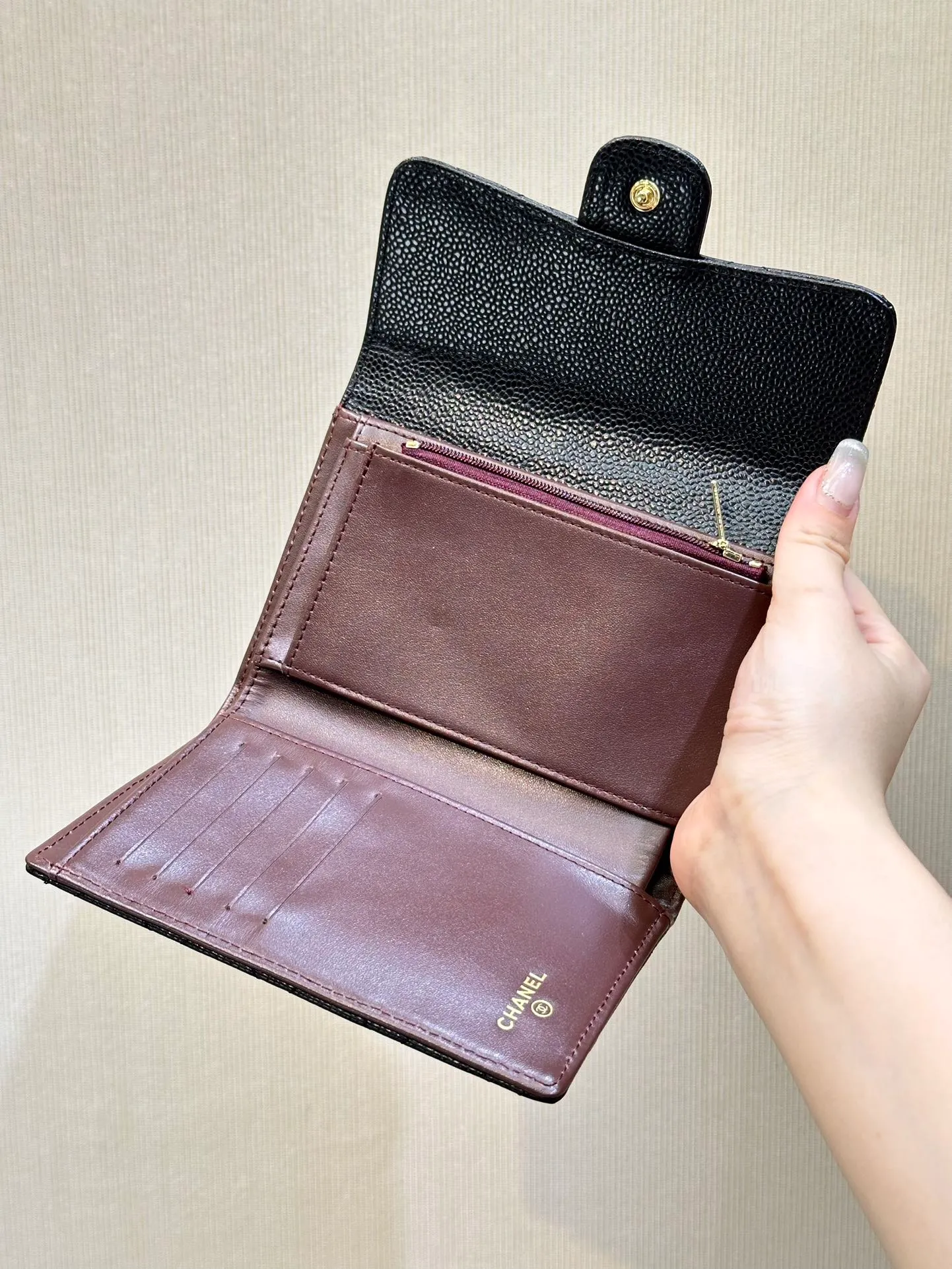 0232 has sufficient capacity and is highly expandable. It can be used to store change or spare large bills. It is also suitable for use as a card holder in a bag. This kind of card package is really aesthetically pleasing when you swipe it out to pay.
