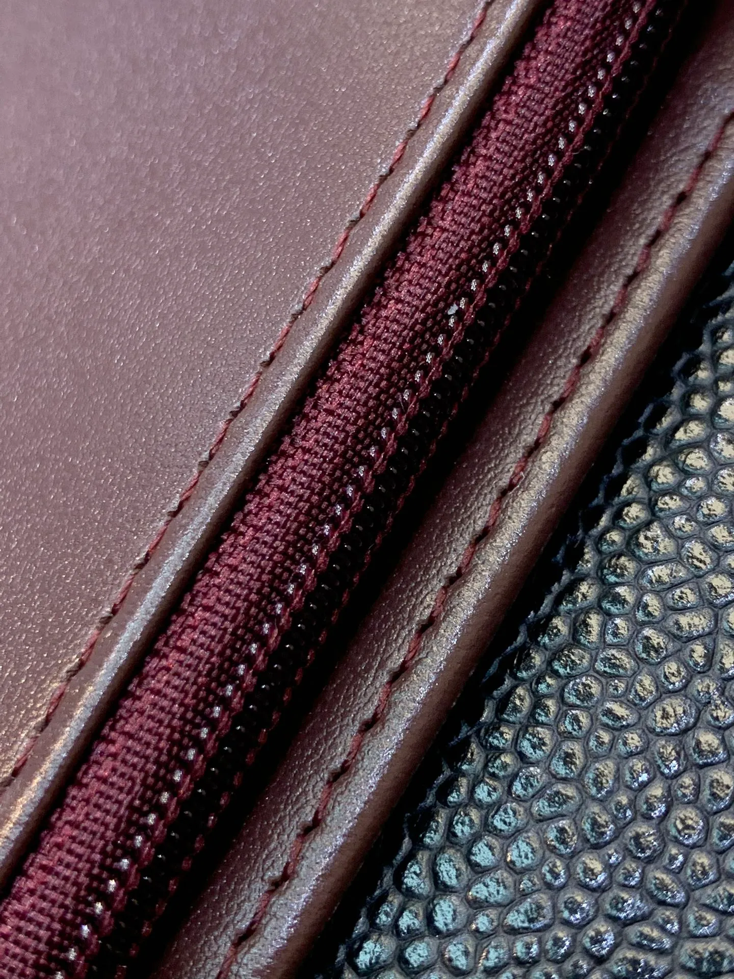 0232 has sufficient capacity and is highly expandable. It can be used to store change or spare large bills. It is also suitable for use as a card holder in a bag. This kind of card package is really aesthetically pleasing when you swipe it out to pay.