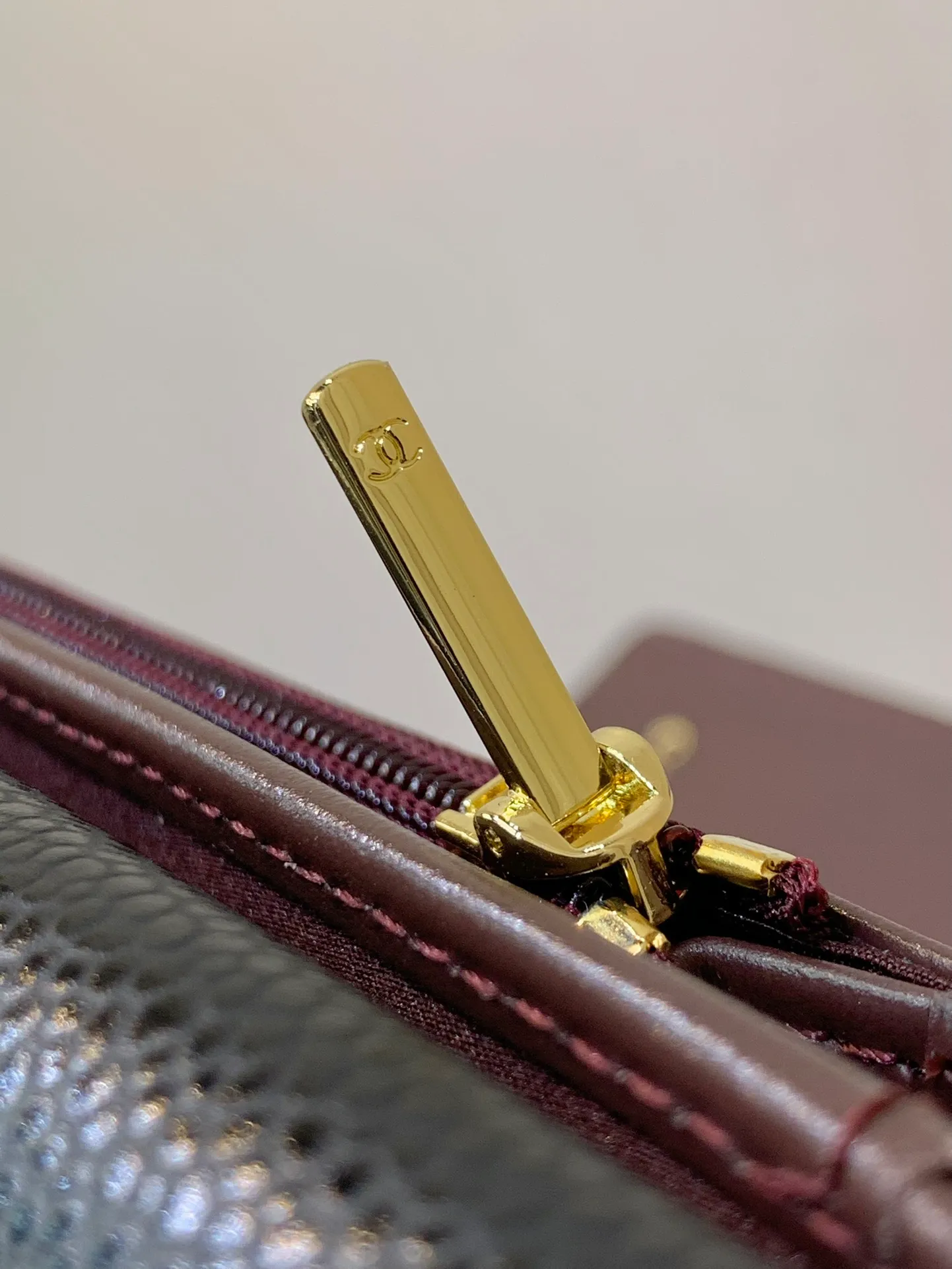 0232 has sufficient capacity and is highly expandable. It can be used to store change or spare large bills. It is also suitable for use as a card holder in a bag. This kind of card package is really aesthetically pleasing when you swipe it out to pay.