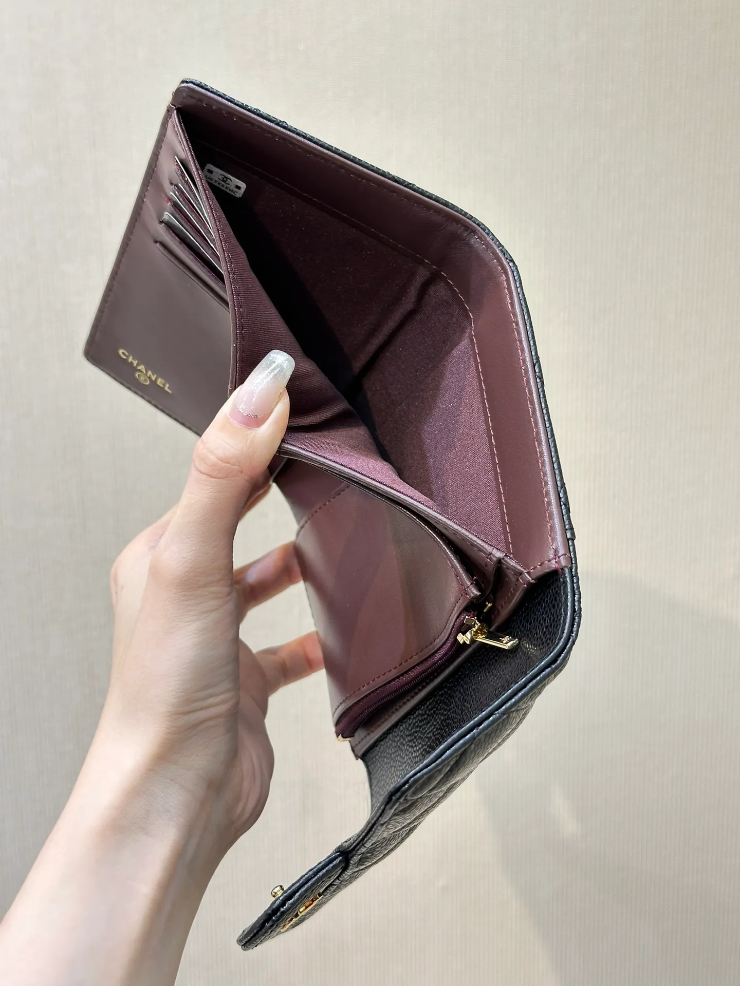 0232 has sufficient capacity and is highly expandable. It can be used to store change or spare large bills. It is also suitable for use as a card holder in a bag. This kind of card package is really aesthetically pleasing when you swipe it out to pay.