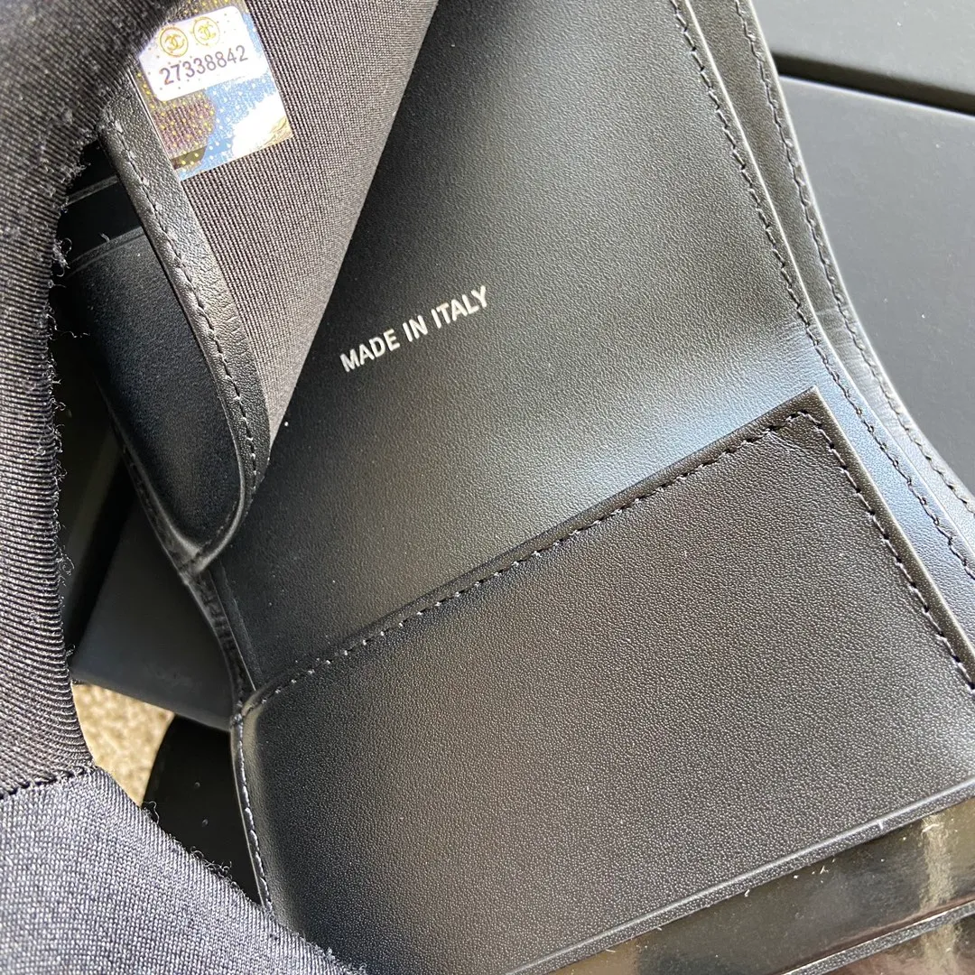 480💰Xiaoxiang imported Italian leather Item number: A80734 Size: W11.5×h10.5×d3cm Color: black sheep color silver hardware