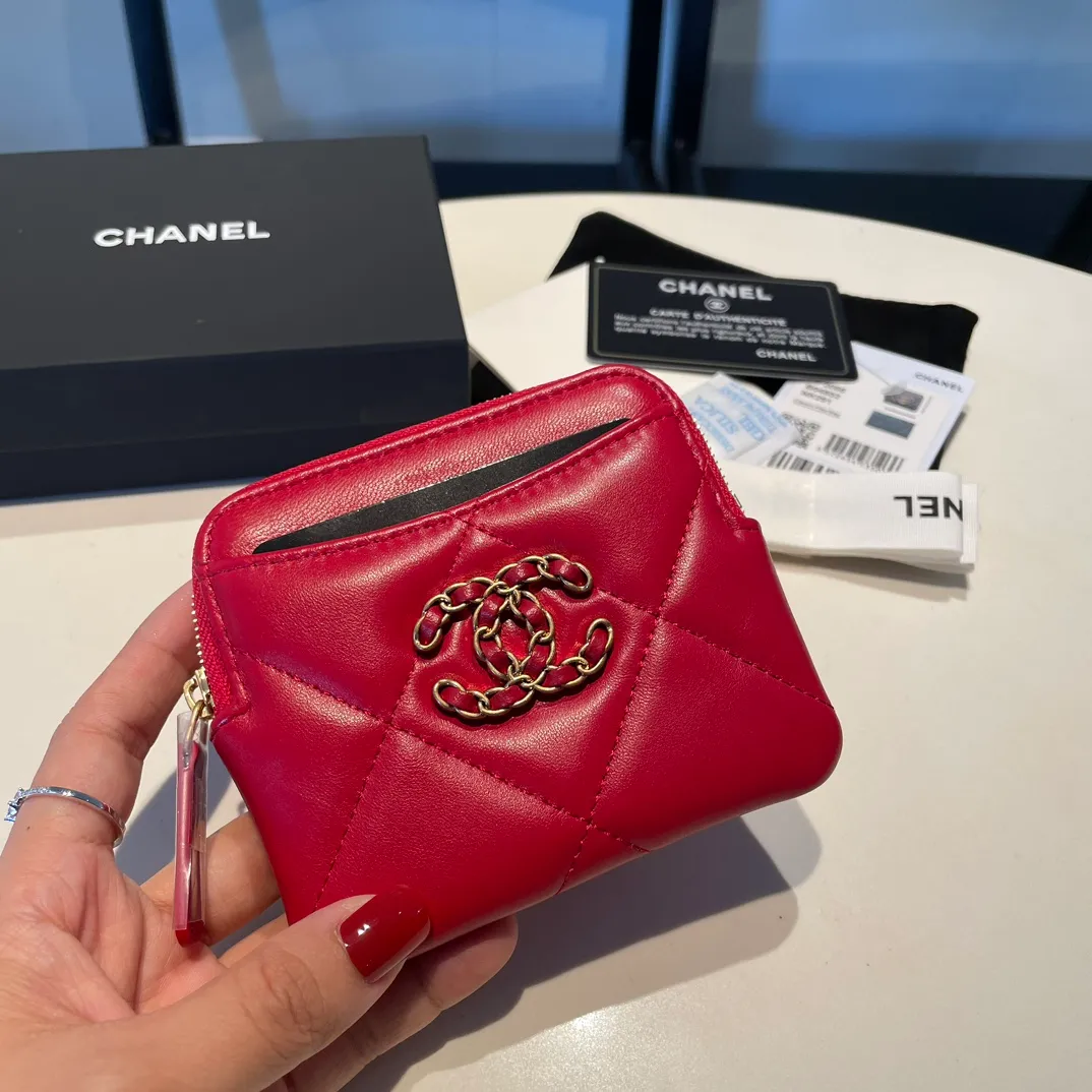💰440😊Upgraded version💋🆕Ohanel new color🆕The latest zipper card holder coin purse with multiple card slots. The texture of goatskin is unparalleled. 😼The 19 series that is mainly recommended this season is a big rhombus with a strong retro style. Is there anyone who wants to buy every color?🧸 The logo is eye-catching and unique, the goatskin has a faint luster, and the temperament instantly ups and downs❣The fashionable style and style are also co-created by Karl and Viard. The first series launched by the new artistic director will be a key recommendation of the brand from this year to next year, conveying the essence of the brand, with a full set of packaging 2086🍃size: 12*9.5cm