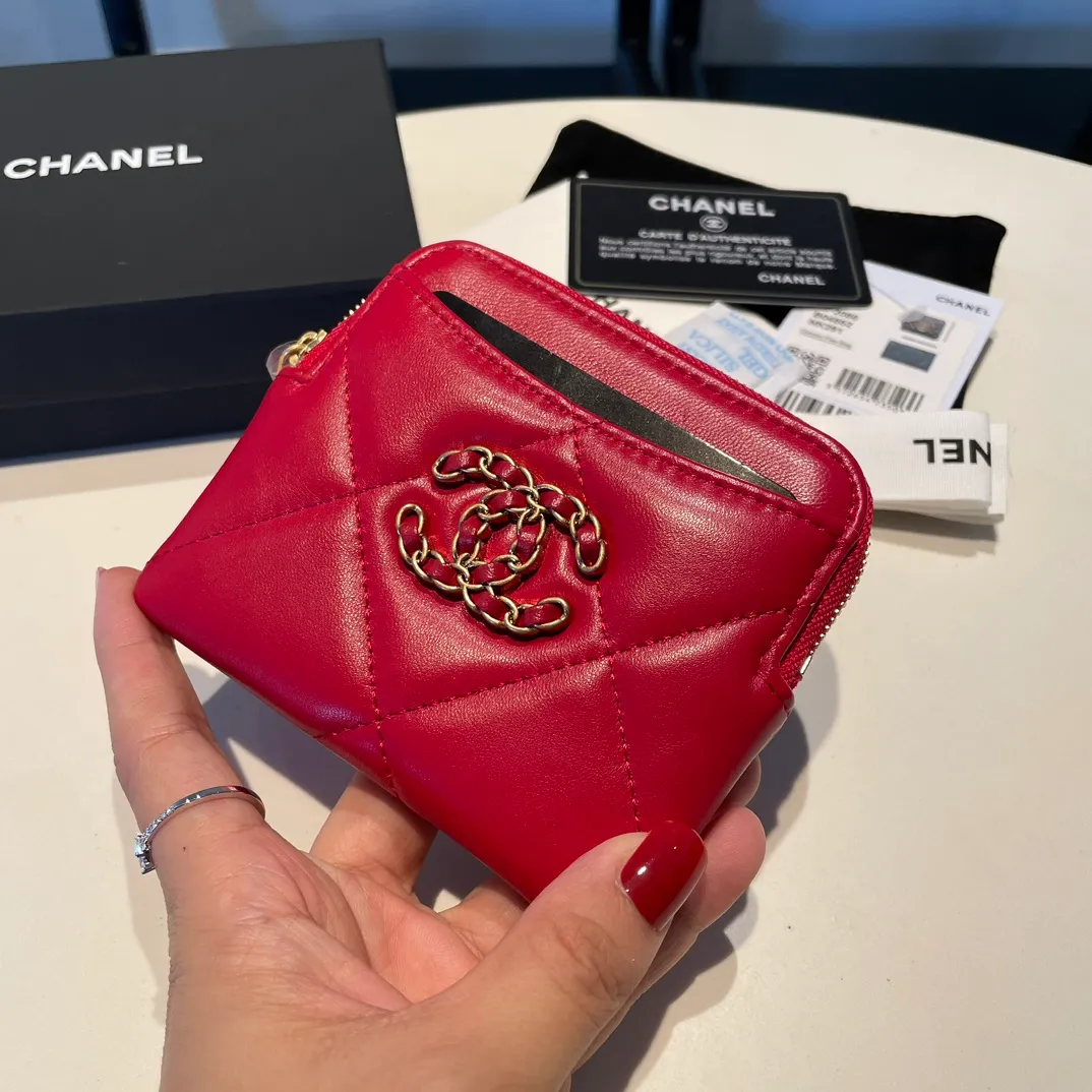 💰440😊Upgraded version💋🆕Ohanel new color🆕The latest zipper card holder coin purse with multiple card slots. The texture of goatskin is unparalleled. 😼The 19 series that is mainly recommended this season is a big rhombus with a strong retro style. Is there anyone who wants to buy every color?🧸 The logo is eye-catching and unique, the goatskin has a faint luster, and the temperament instantly ups and downs❣The fashionable style and style are also co-created by Karl and Viard. The first series launched by the new artistic director will be a key recommendation of the brand from this year to next year, conveying the essence of the brand, with a full set of packaging 2086🍃size: 12*9.5cm