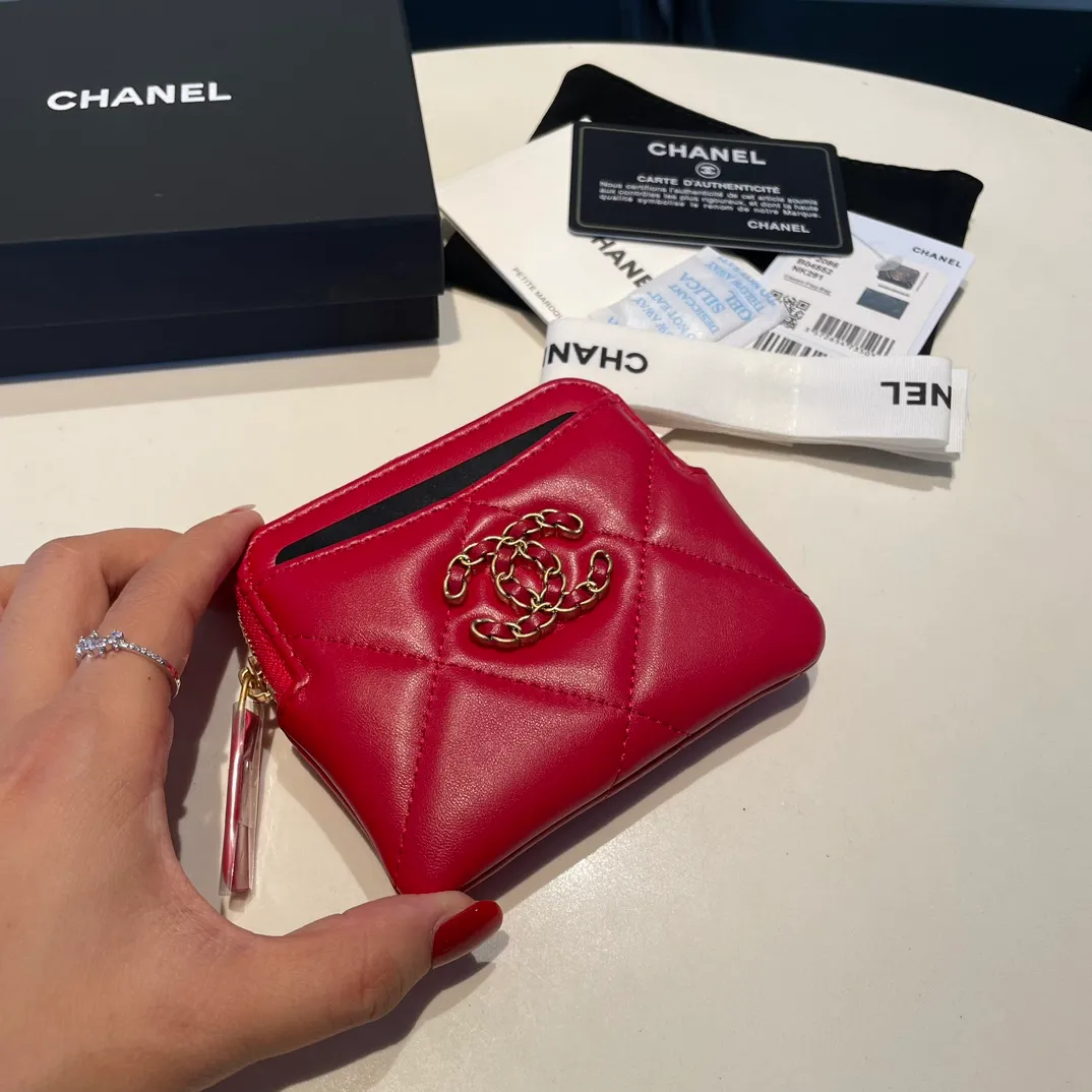 💰440😊Upgraded version💋🆕Ohanel new color🆕The latest zipper card holder coin purse with multiple card slots. The texture of goatskin is unparalleled. 😼The 19 series that is mainly recommended this season is a big rhombus with a strong retro style. Is there anyone who wants to buy every color?🧸 The logo is eye-catching and unique, the goatskin has a faint luster, and the temperament instantly ups and downs❣The fashionable style and style are also co-created by Karl and Viard. The first series launched by the new artistic director will be a key recommendation of the brand from this year to next year, conveying the essence of the brand, with a full set of packaging 2086🍃size: 12*9.5cm