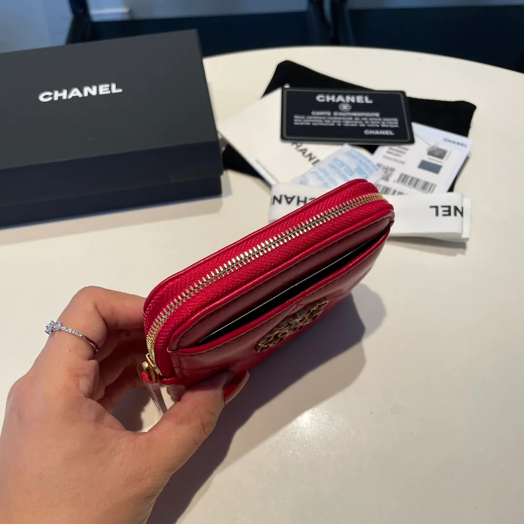 💰440😊Upgraded version💋🆕Ohanel new color🆕The latest zipper card holder coin purse with multiple card slots. The texture of goatskin is unparalleled. 😼The 19 series that is mainly recommended this season is a big rhombus with a strong retro style. Is there anyone who wants to buy every color?🧸 The logo is eye-catching and unique, the goatskin has a faint luster, and the temperament instantly ups and downs❣The fashionable style and style are also co-created by Karl and Viard. The first series launched by the new artistic director will be a key recommendation of the brand from this year to next year, conveying the essence of the brand, with a full set of packaging 2086🍃size: 12*9.5cm