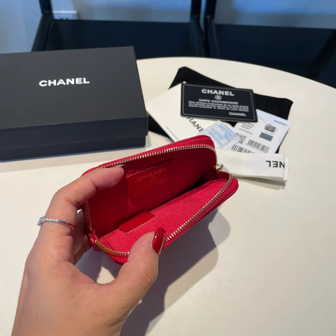💰440😊Upgraded version💋🆕Ohanel new color🆕The latest zipper card holder coin purse with multiple card slots. The texture of goatskin is unparalleled. 😼The 19 series that is mainly recommended this season is a big rhombus with a strong retro style. Is there anyone who wants to buy every color?🧸 The logo is eye-catching and unique, the goatskin has a faint luster, and the temperament instantly ups and downs❣The fashionable style and style are also co-created by Karl and Viard. The first series launched by the new artistic director will be a key recommendation of the brand from this year to next year, conveying the essence of the brand, with a full set of packaging 2086🍃size: 12*9.5cm